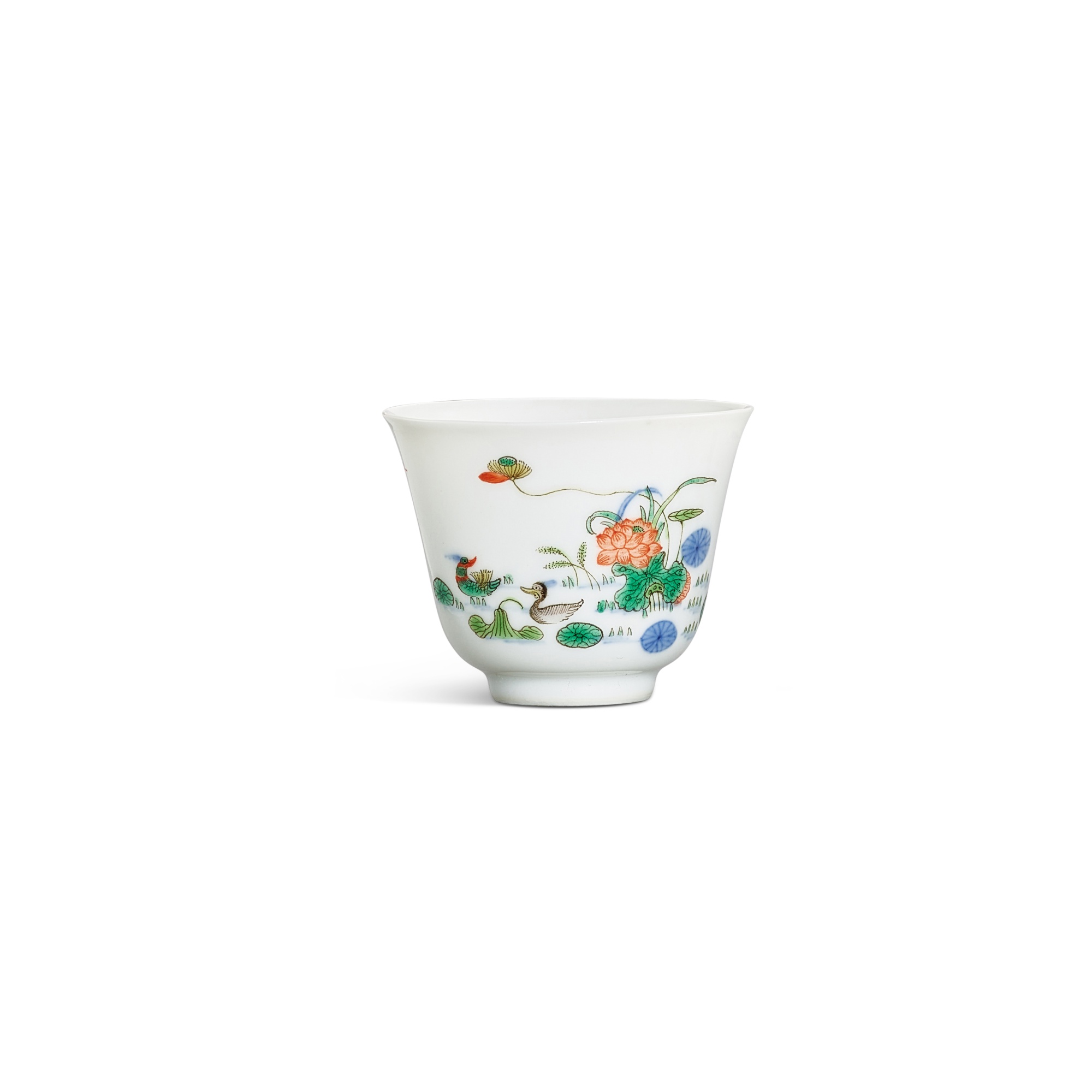 A famille-verte 'lotus pond' month cup, — A famille-verte 'lotus pond' month cup, 20th century 二十世紀 五彩荷塘鴛鴦花神盃 《大清康熙年製》仿款