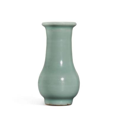 A Longquan celadon vase, Southern Song dynasty 南宋 龍泉窰青釉長頸瓶