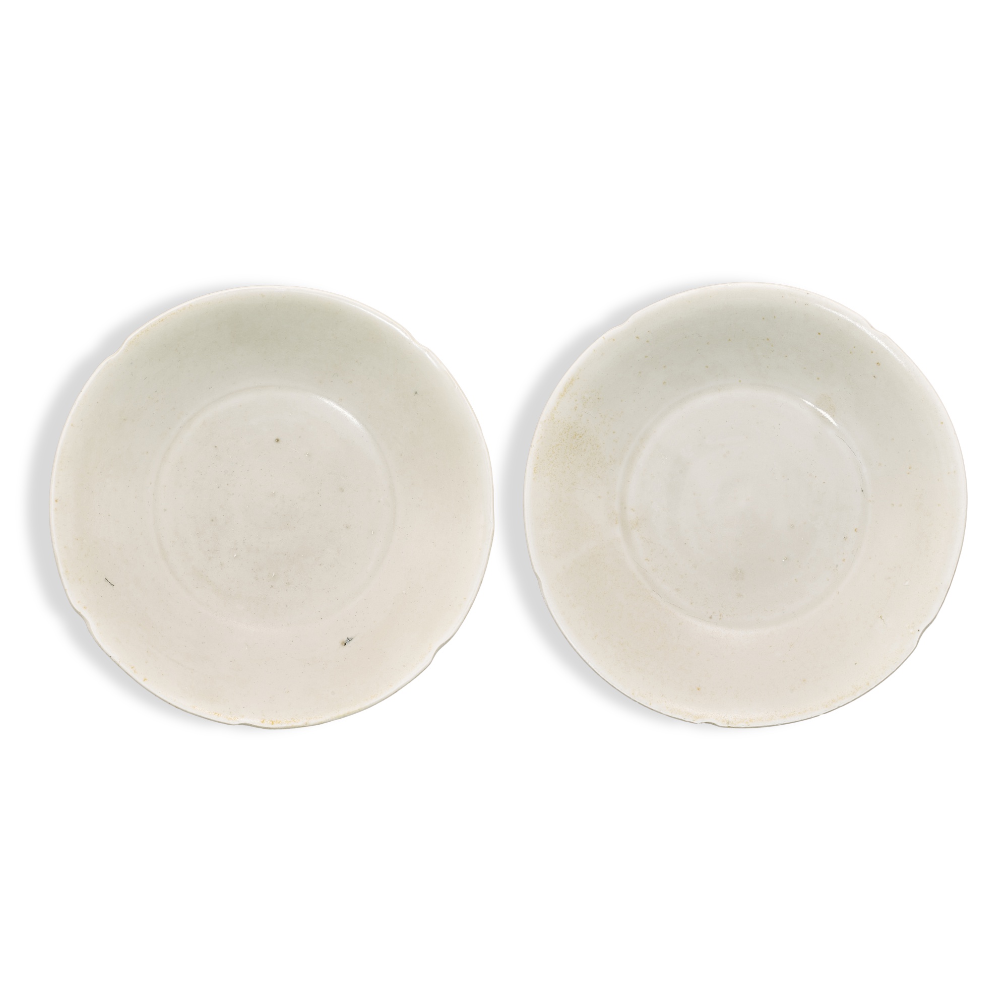 A pair of white-glazed lobed dishes, — A pair of white-glazed lobed dishes, Sui – Tang dynasty 隋至唐 白釉葵口盤一對
