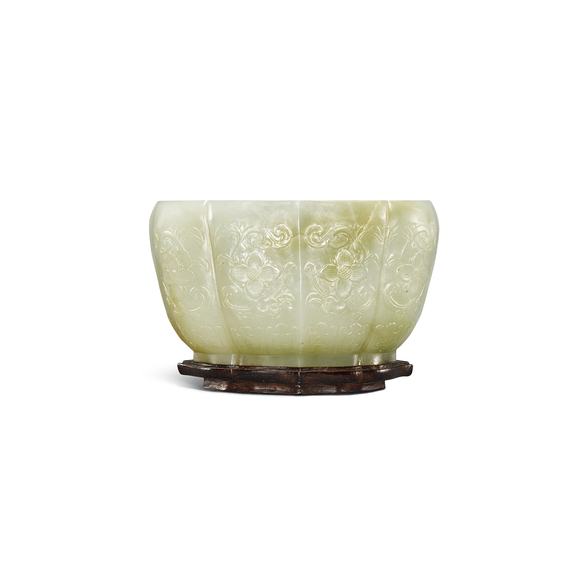 A celadon jade Mughal-style lobed cup, — A celadon jade Mughal-style lobed cup, Qing dynasty, Qianlong period 清乾隆 青白玉痕都斯坦式花葉形盃