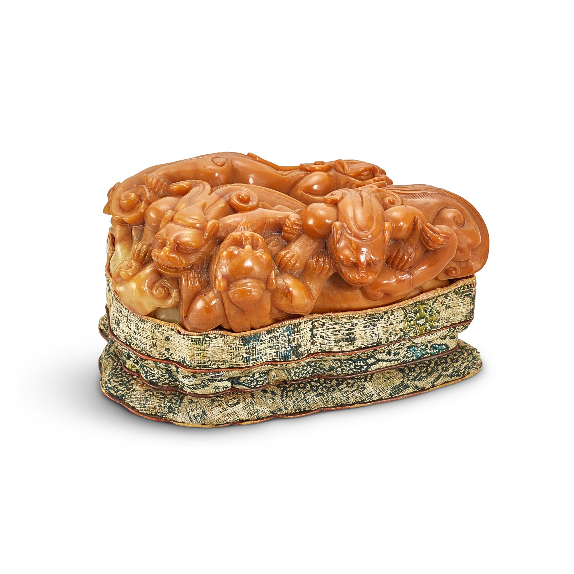 A superb soapstone carving of mythical beasts, — A superb soapstone carving of mythical beasts, 17th century 十七世紀 壽山石雕瑞獸擺件