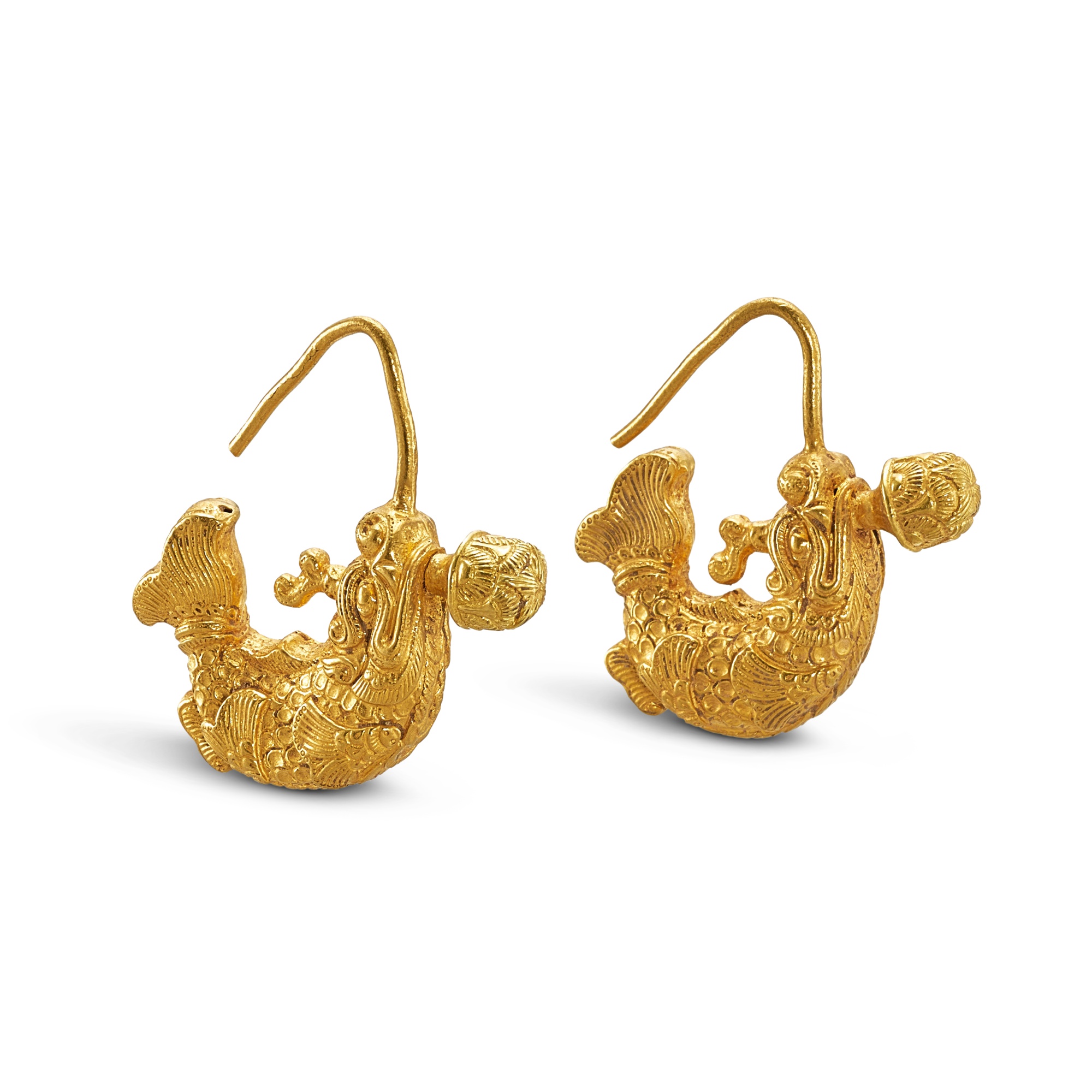 A pair of gold makara earrings, — A pair of gold makara earrings, Liao dynasty 遼 金魚龍紋耳環一對
