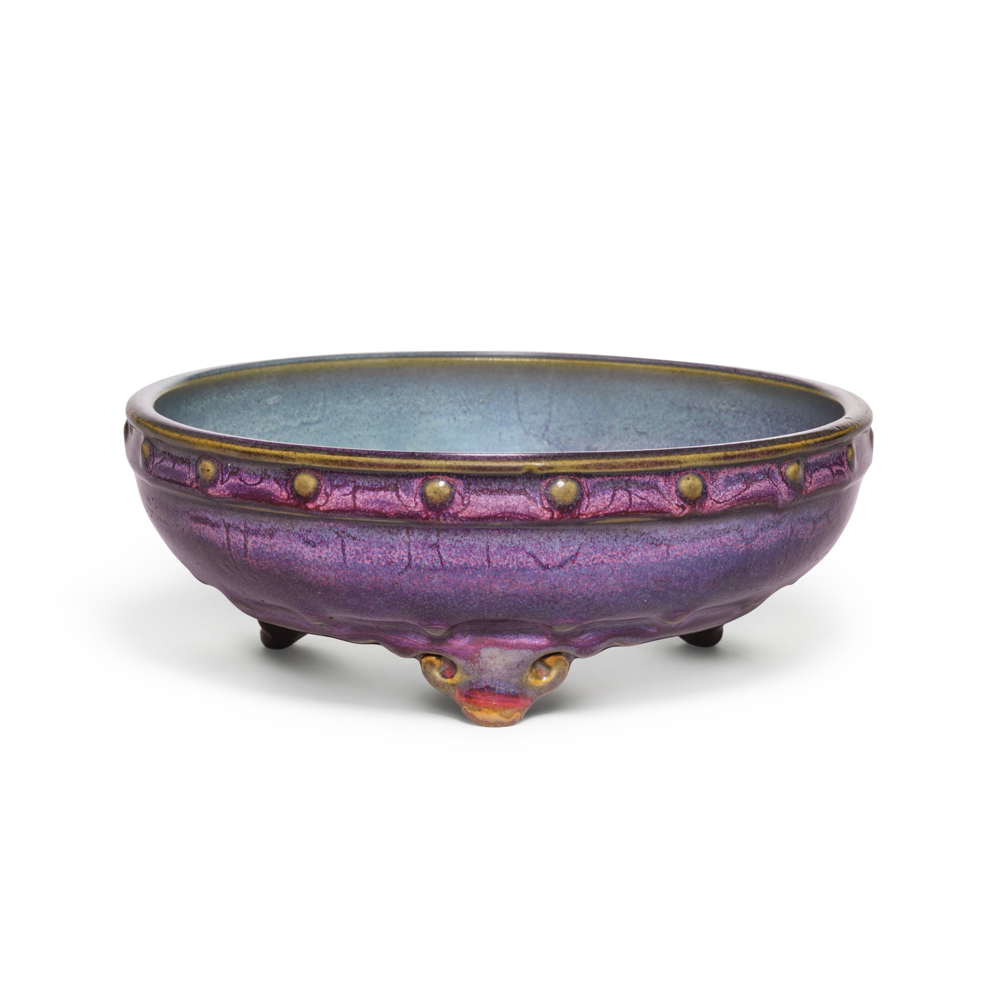 An exceptional Junyao purple and blue-glazed tripod narcissus bowl, — 明初 鈞窰葡萄紫釉鼓釘三足水仙盆 底刻「五」字
