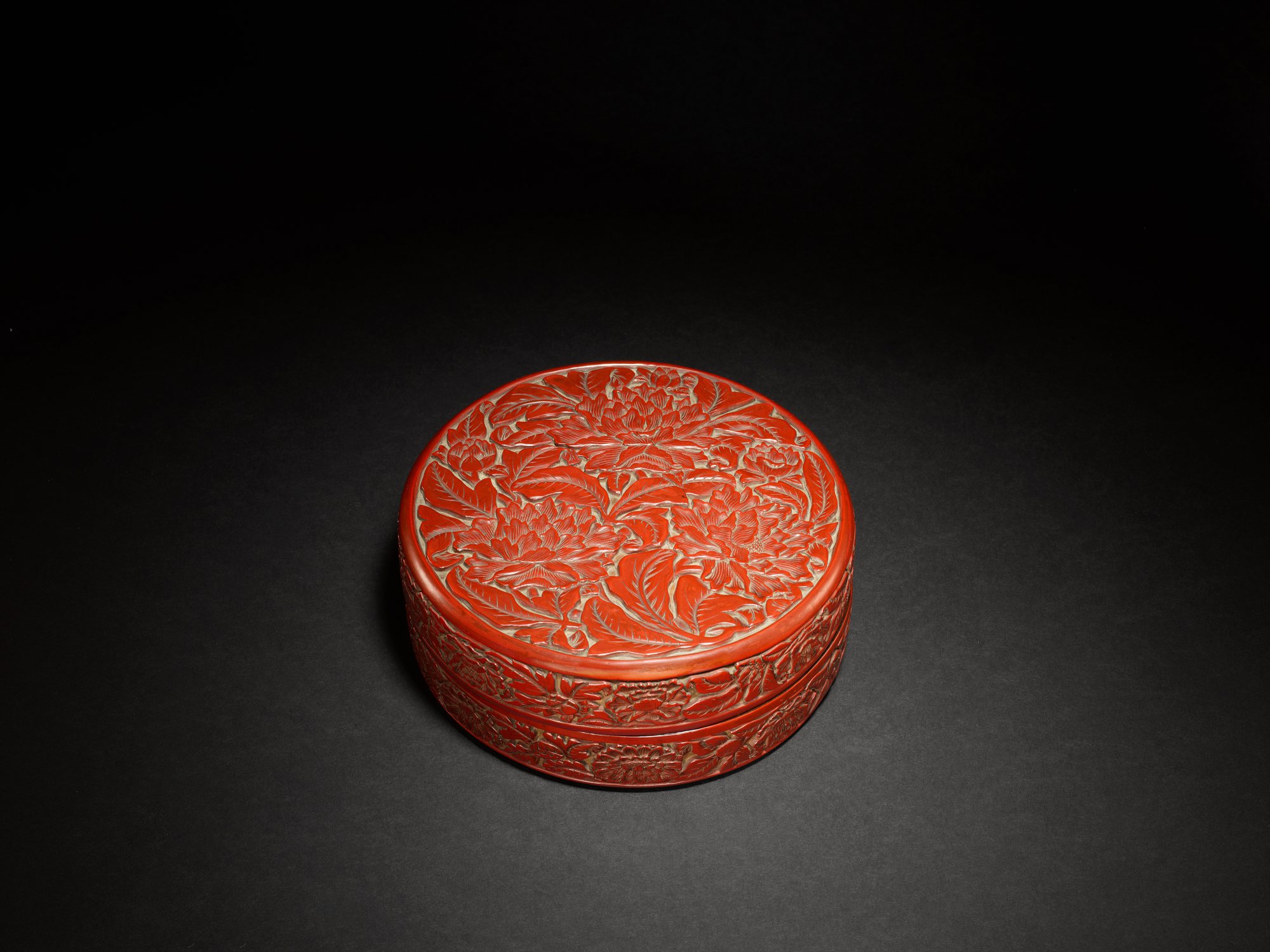 Unknown — 明永樂 剔紅纏枝牡丹圓蓋盒 《大明永樂年製》款