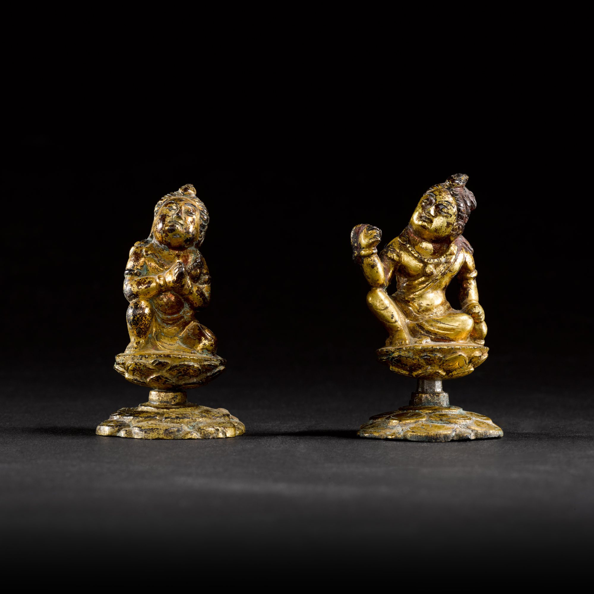 Two miniature gilt-bronze figures of bodhisattvas, — 唐 鎏金銅袖珍菩薩坐像兩尊