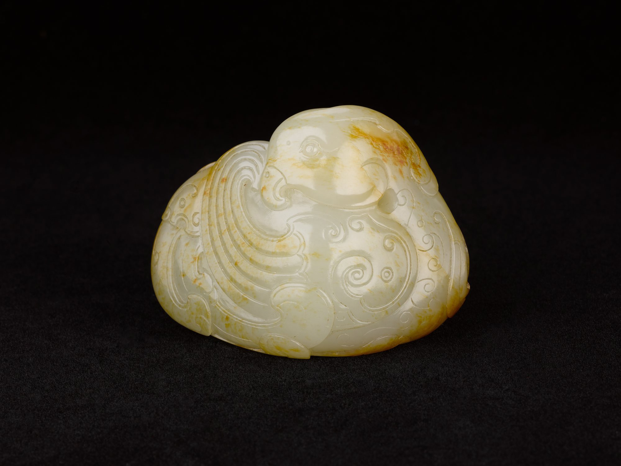 A white and russet jade 'bird' pebble, — 宋至明 白玉雕鳳鳥