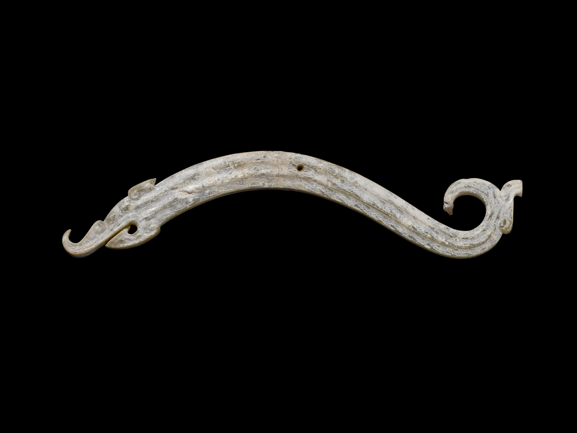 A calcified jade 'dragon' pendant, huang, — 東周戰國時期 鷄骨白玉龍紋璜