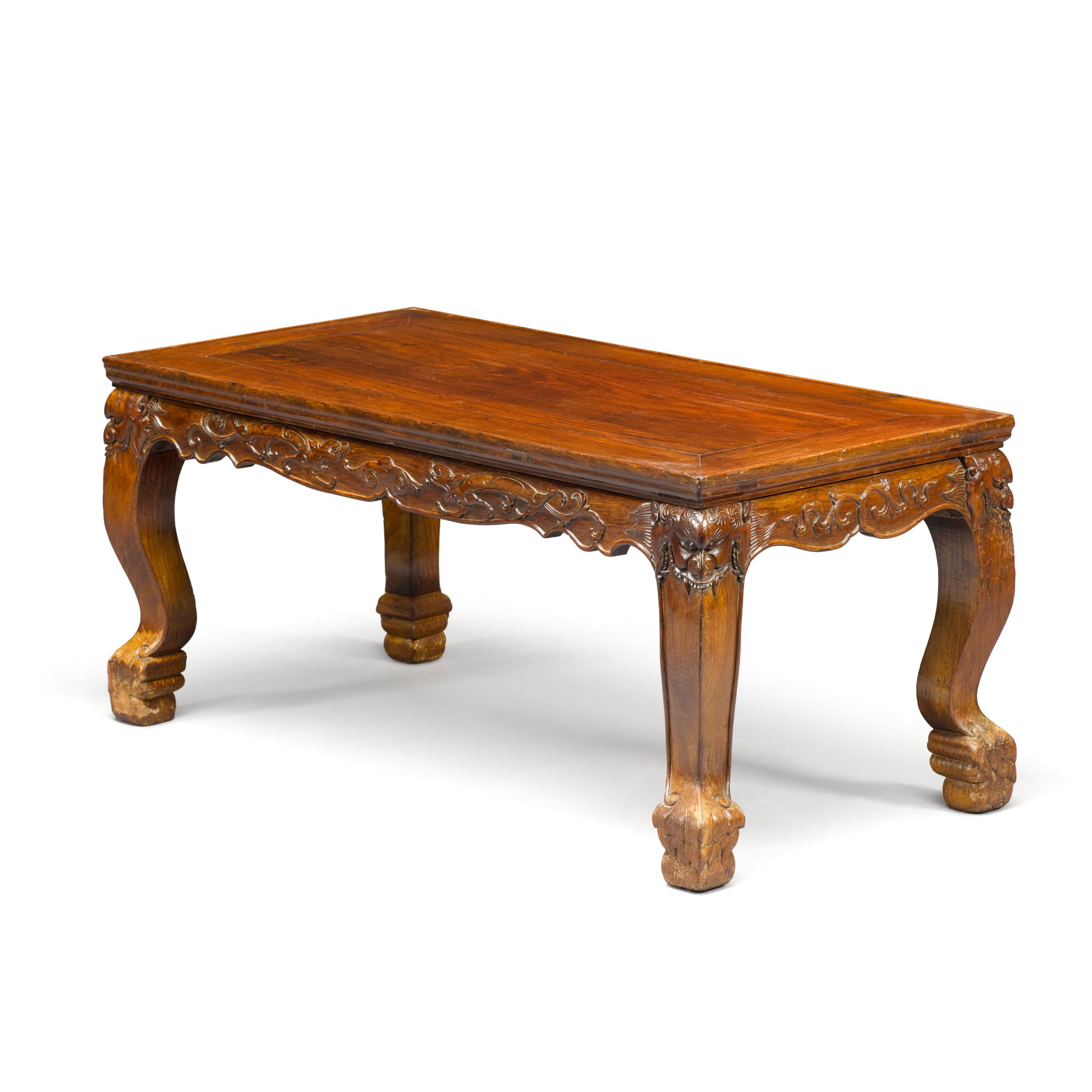 A huanghuali 'chilong' kang table, kangji, — 明末 黃花梨螭龍紋炕几