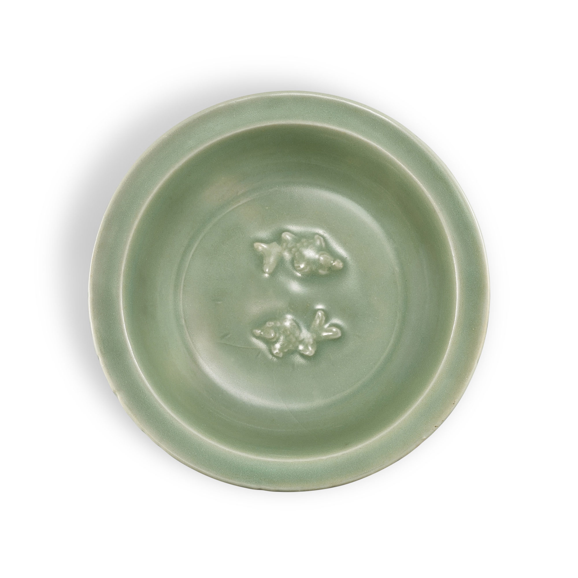 A Longquan celadon 'twin fish' dish, — 南宋 龍泉青釉貼雙魚折沿盤