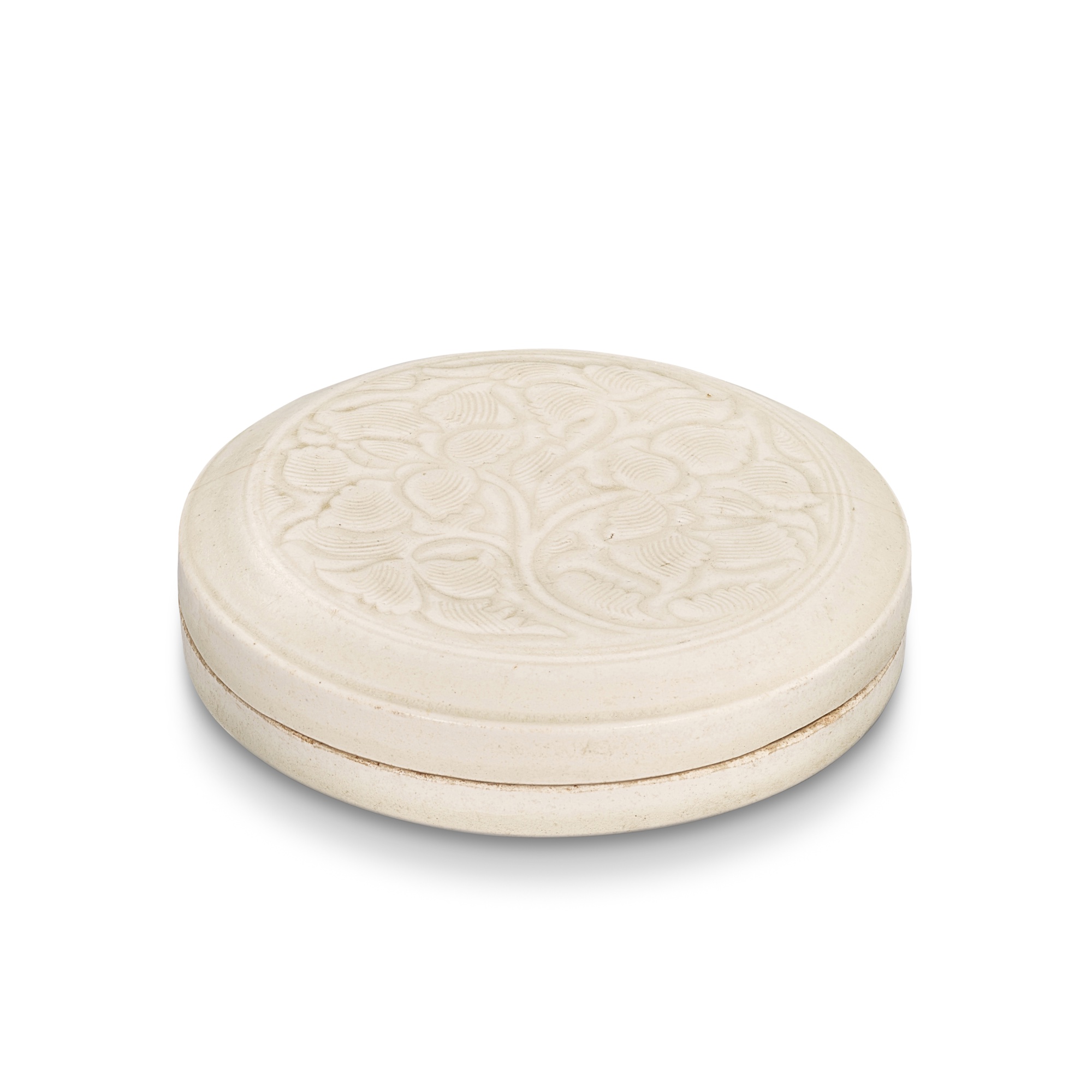 A carved white-glazed 'peony' cosmetic box and cover, — 北宋 白釉刻牡丹紋蓋盒