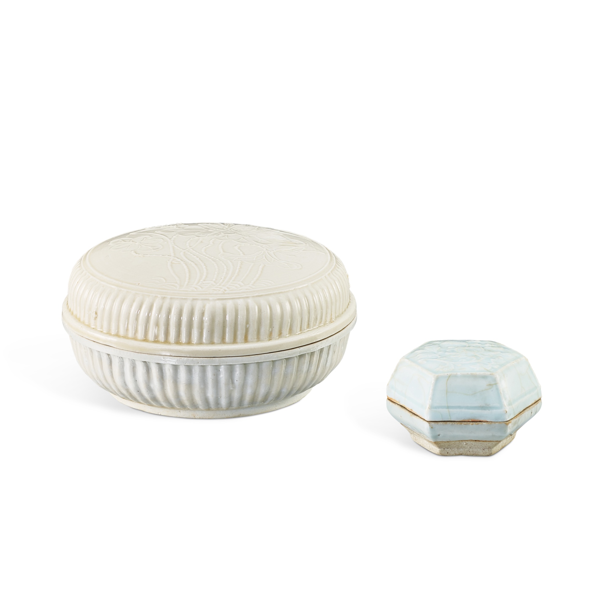 A moulded qingbai 'peony' hexagonal box, Yuan dynasty — A moulded qingbai 'peony' hexagonal box, Yuan dynasty and a Dehua 'lotus' box, Ming dynasty 元 青白釉印牡丹紋六角蓋盒 及 明 德化白瓷蓮塘楞紋圓蓋盒