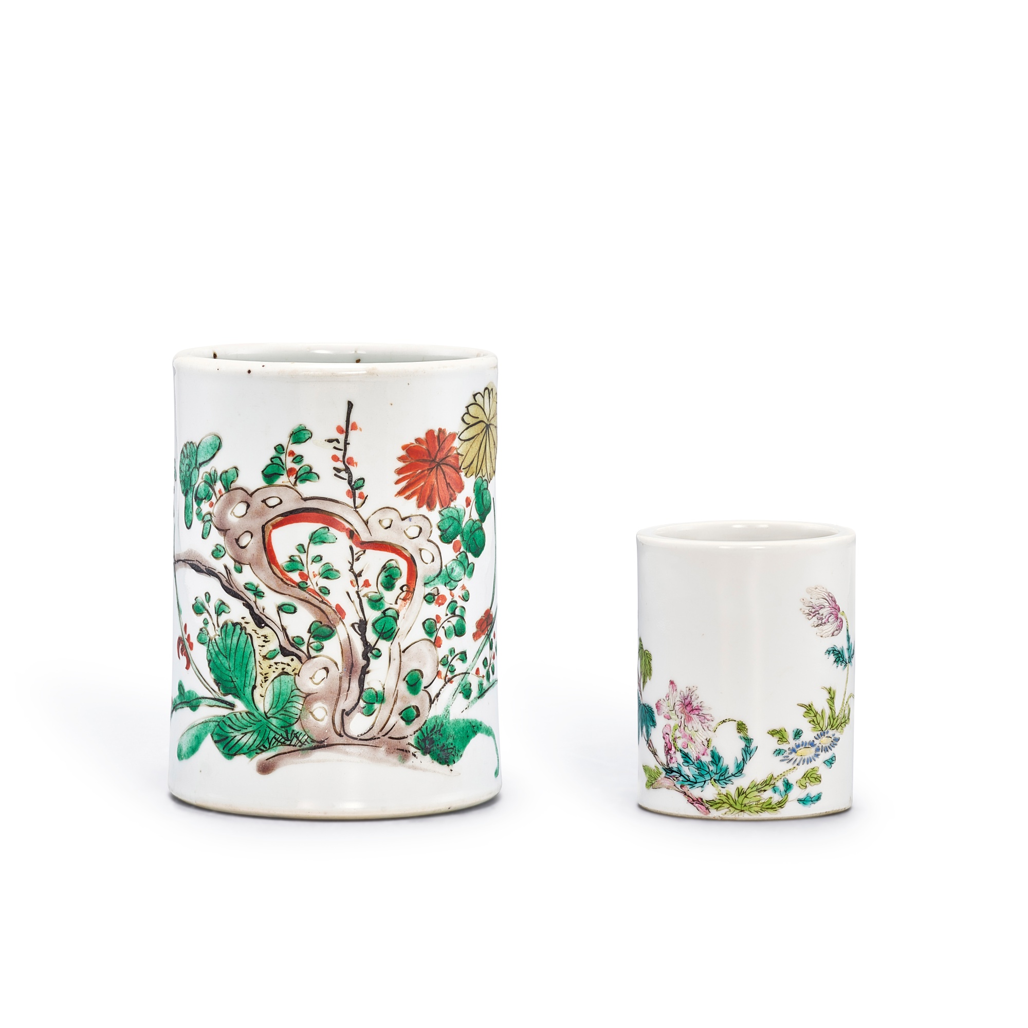 A wucai brushpot and a small famille-rose brushpot, — A wucai brushpot and a small famille-rose brushpot, 17th - 18th century 十七至十八世紀 五彩花卉紋筆筒 及 粉彩花卉紋筆筒一組兩件
