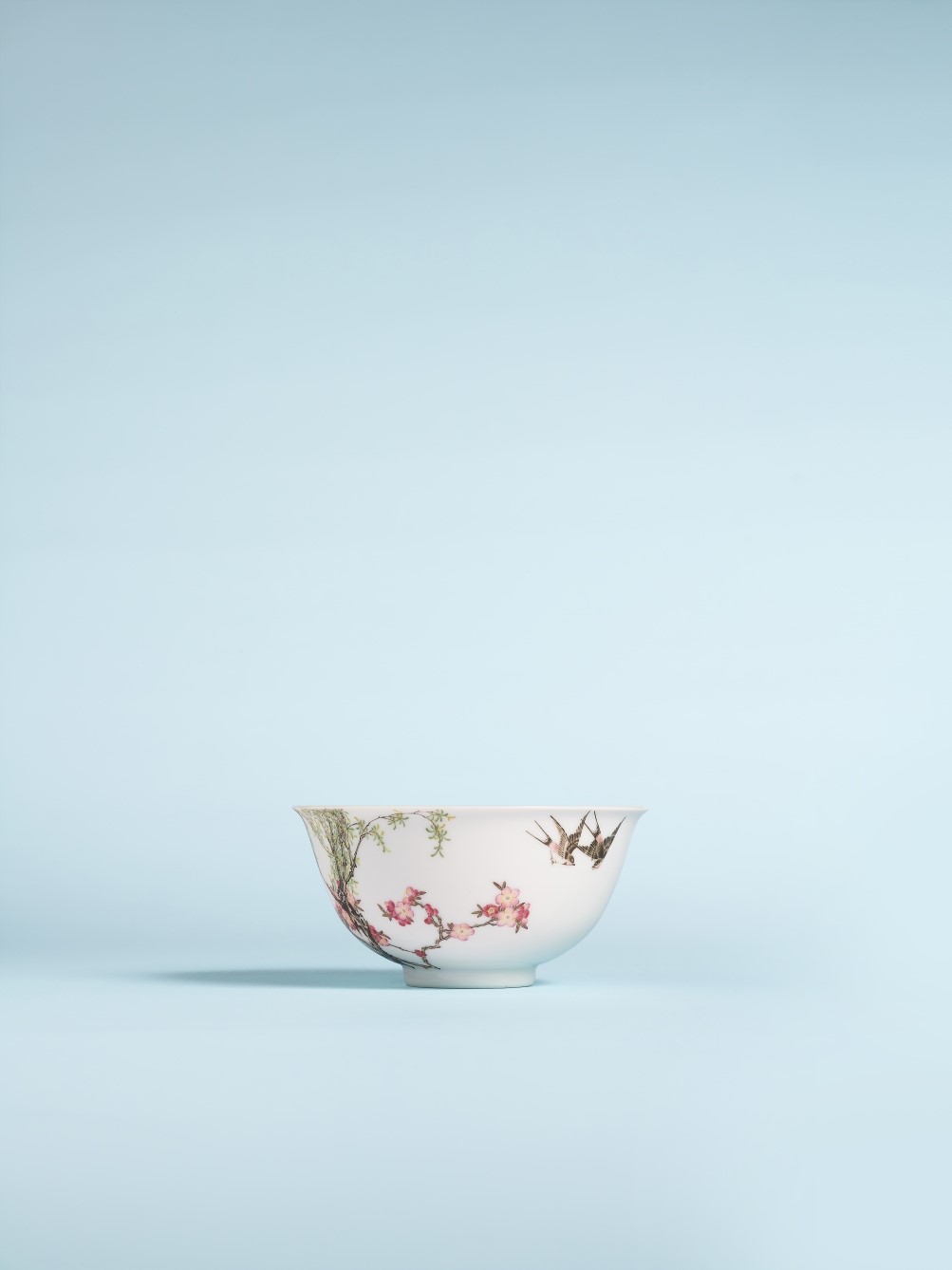 Unknown — 清乾隆 御製琺瑯彩杏林春燕圖盌 《乾隆年製》藍料款 瓷胎或為雍正 琺瑯彩約在1736年繪燒
