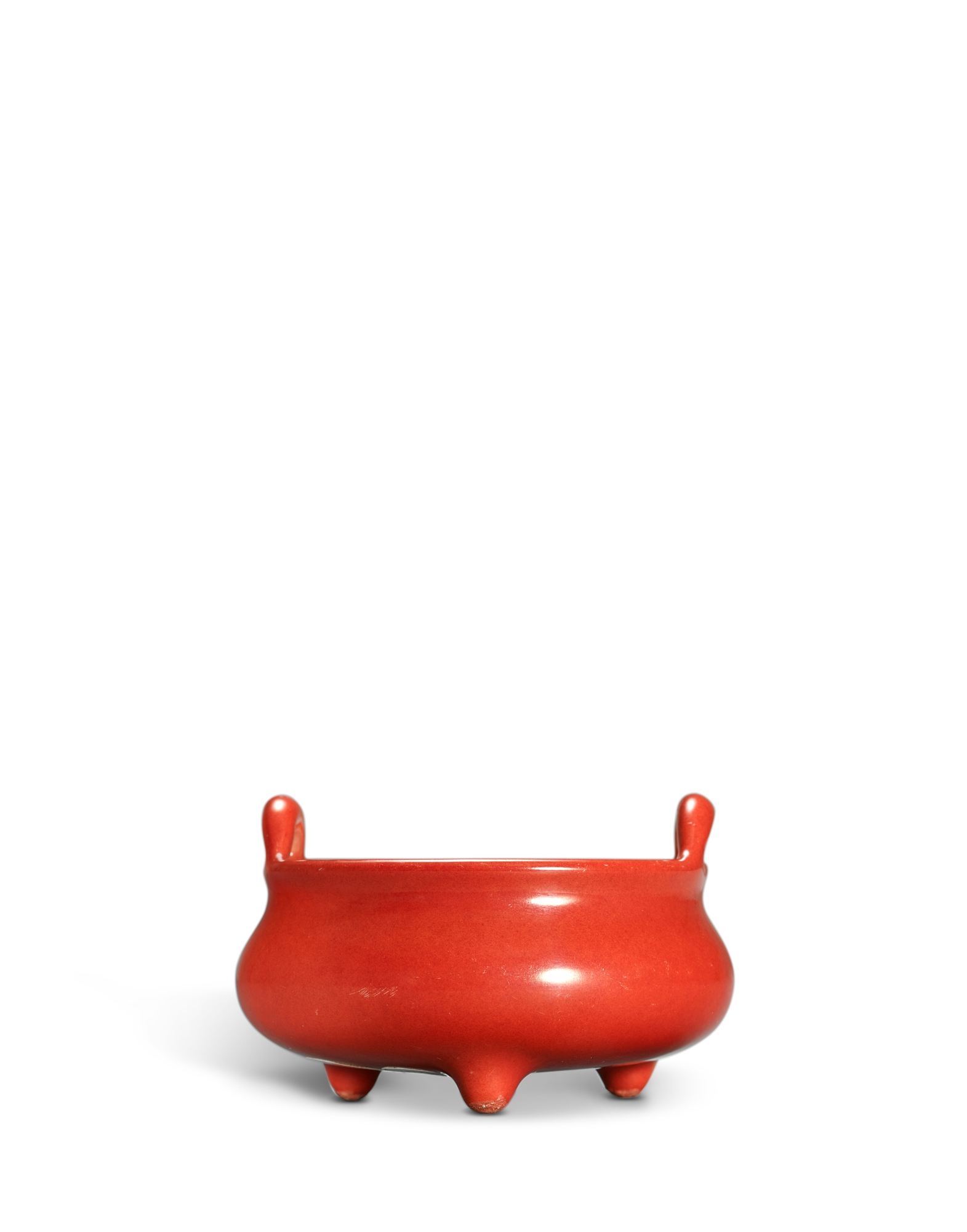 A coral-red enamelled tripod incense burner, — 清雍正 珊瑚紅釉沖天耳三足爐 《雍正年製》款
