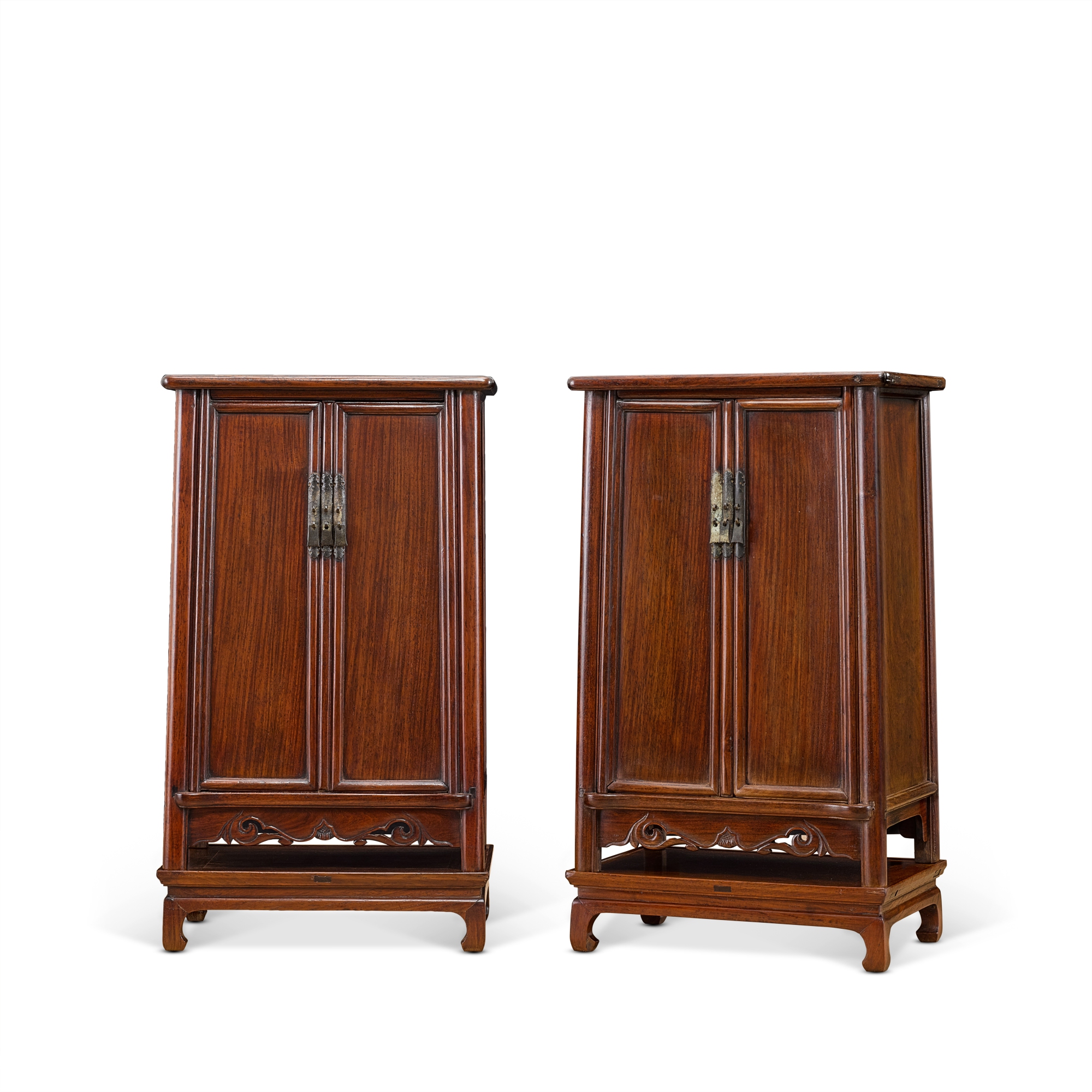 Unknown — 明十七世紀 黃花梨小圓角櫃一對帶座