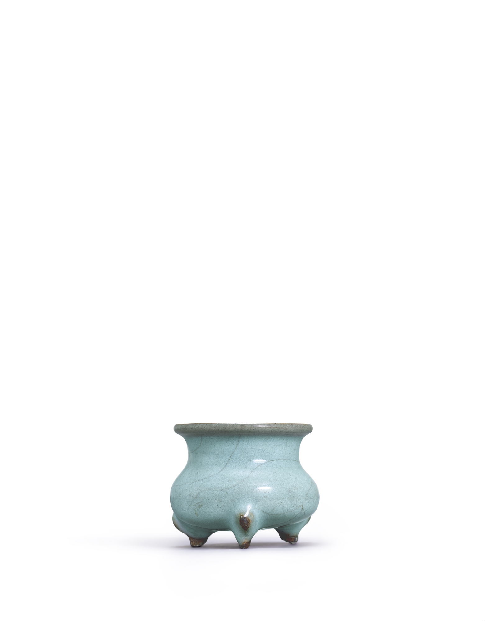 A small Junyao tripod incense burner, — 宋 鈞窰天藍釉三足爐