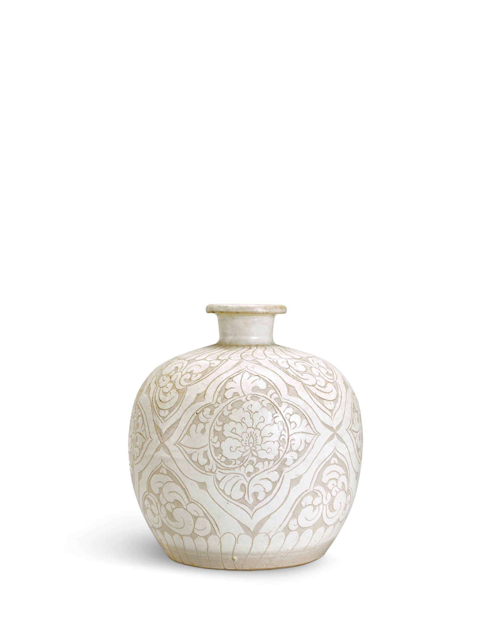 A Cizhou white-glazed sgraffiato 'peony' jar, — 北宋 磁州白釉剔牡丹紋吐魯瓶
