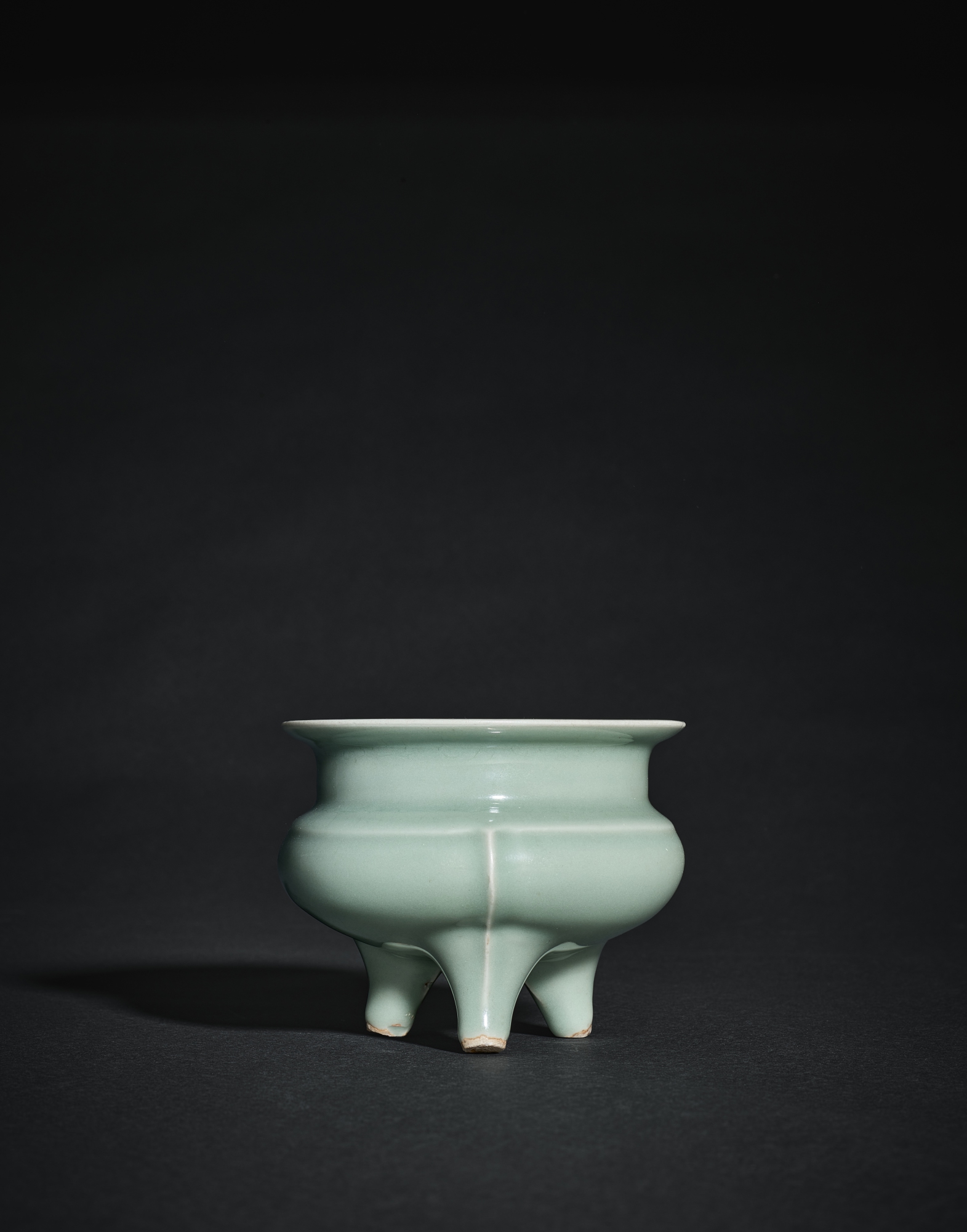 A Longquan celadon tripod incense burner, — 南宋　龍泉青釉鬲式爐