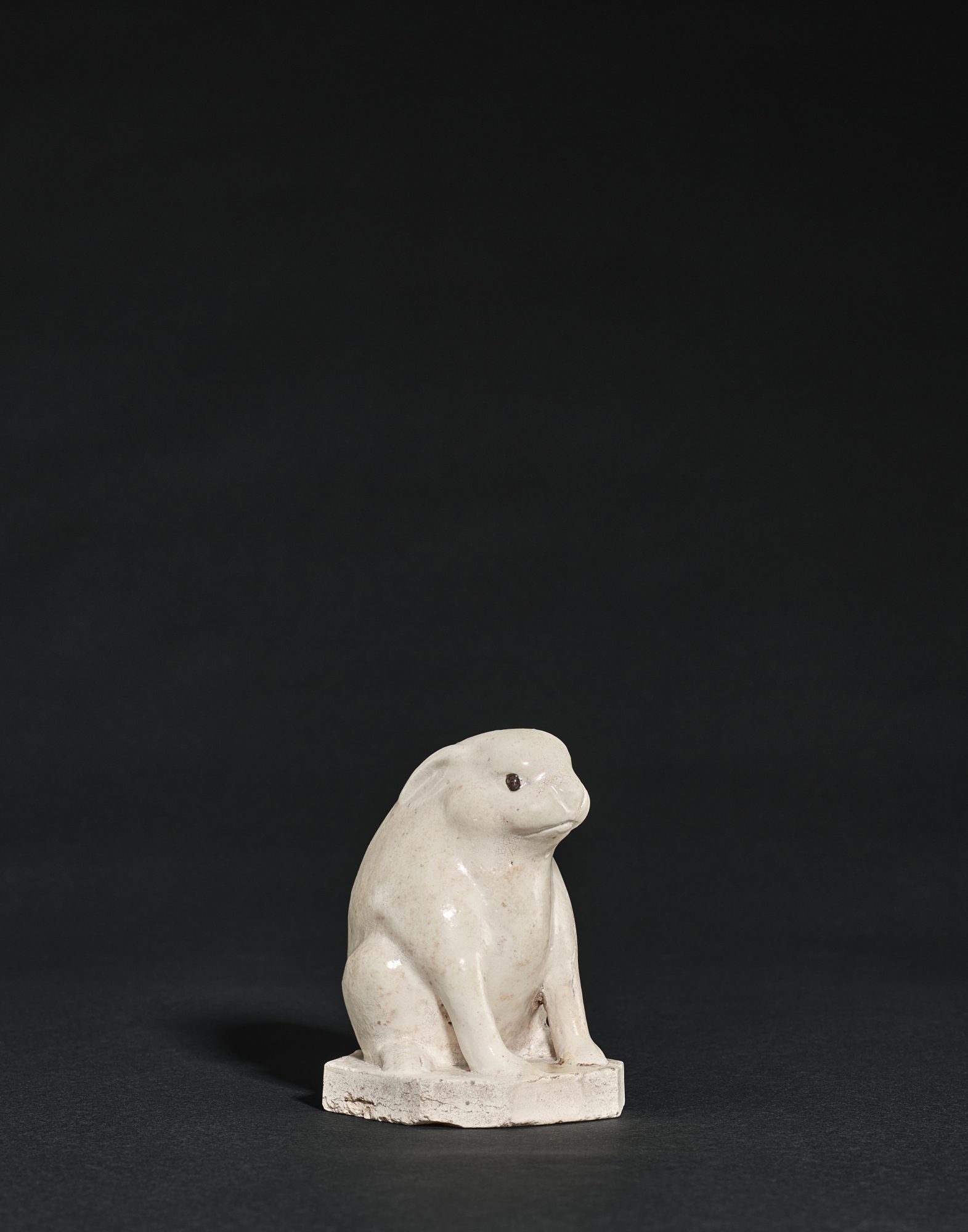 A rare white-glazed figure of a rabbit, — 唐　白釉兔