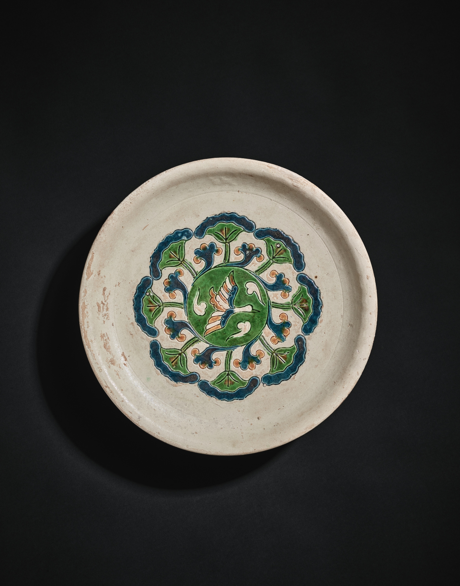 A blue and sancai-glazed tripod dish, — 唐　三彩加藍荷塘飛雁三足盤