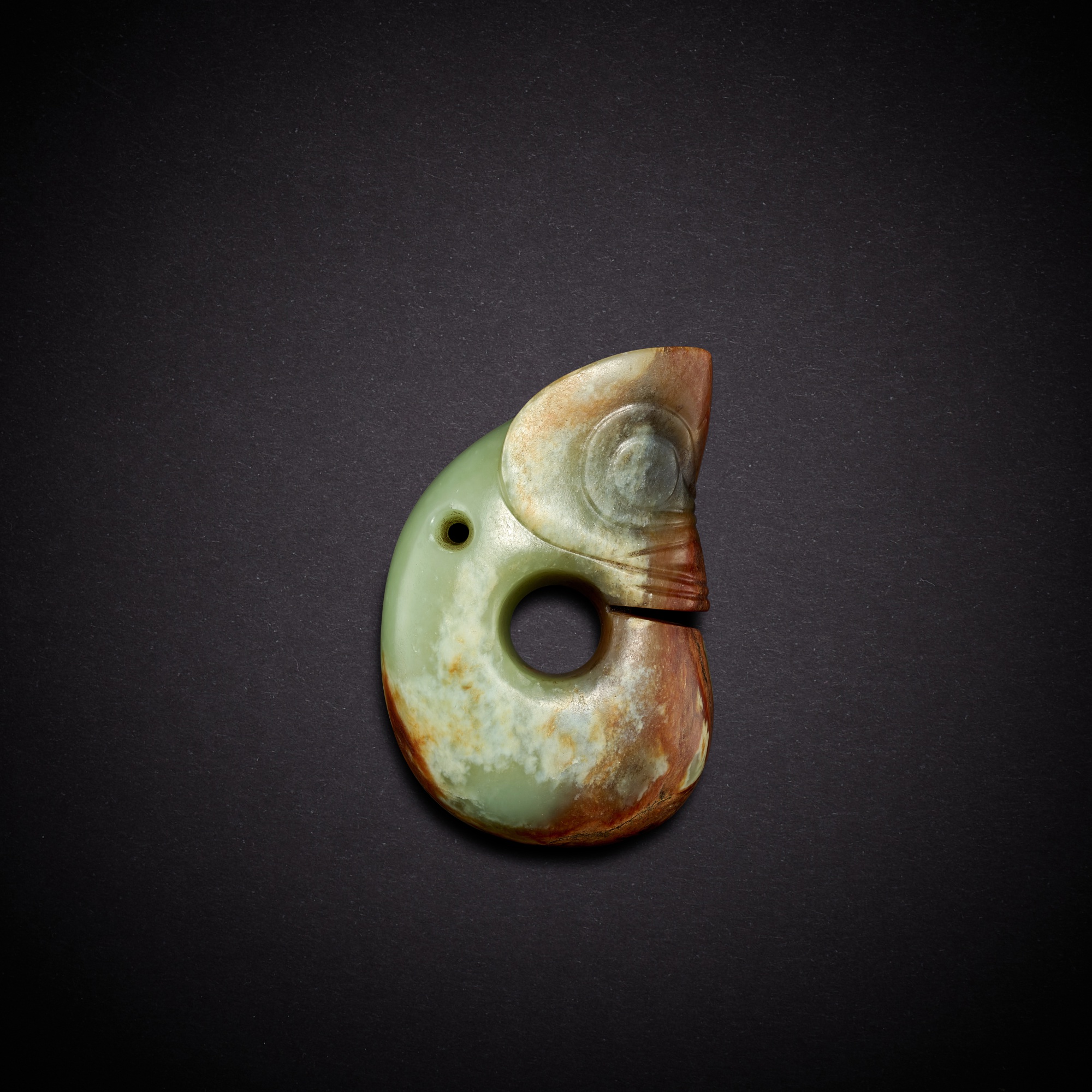 A celadon jade pig-dragon — 新時期時代 紅山文化 青玉豬龍