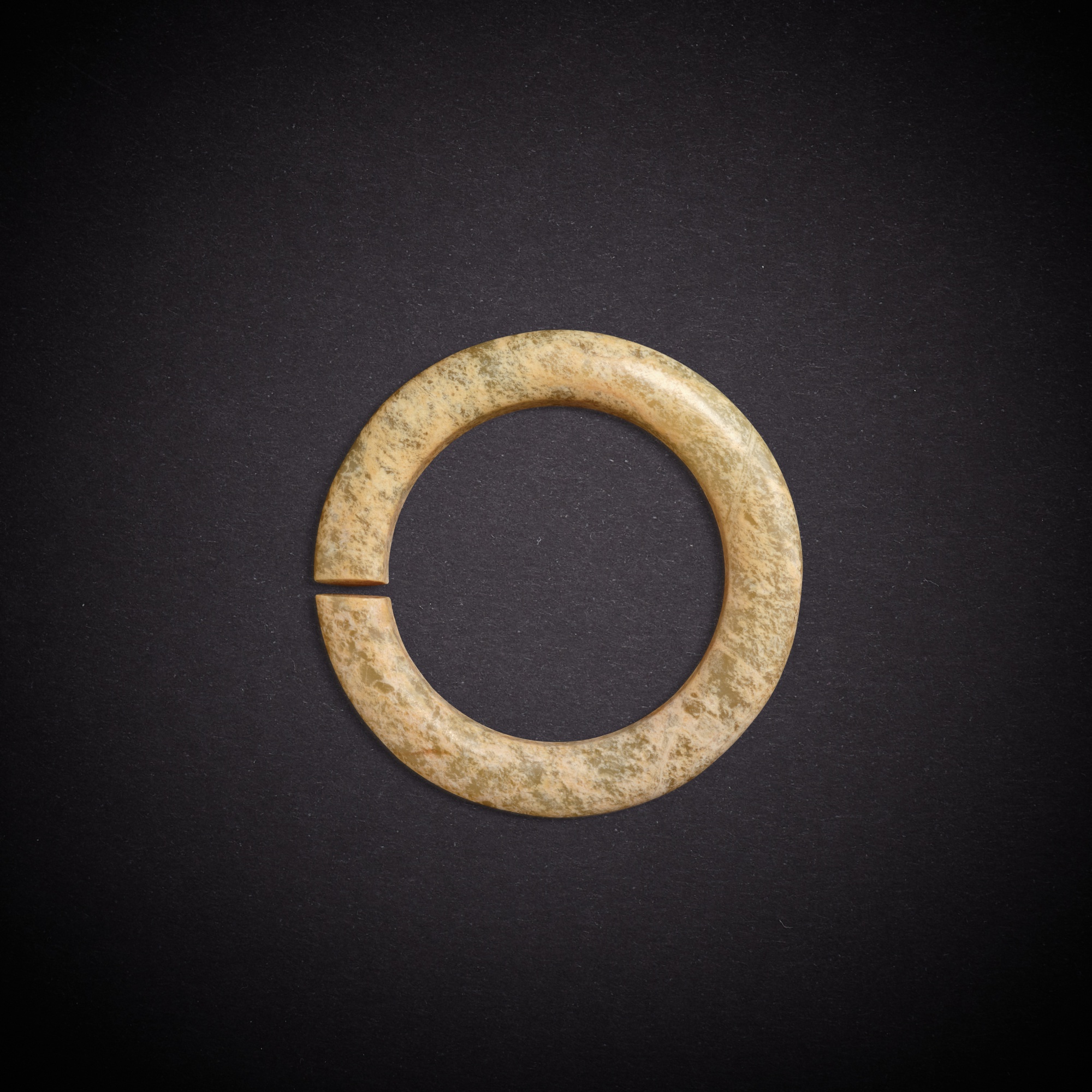 A yellowish-celadon jade slit ring, jue — 新石器時代 紅山文化 青黃玉玦
