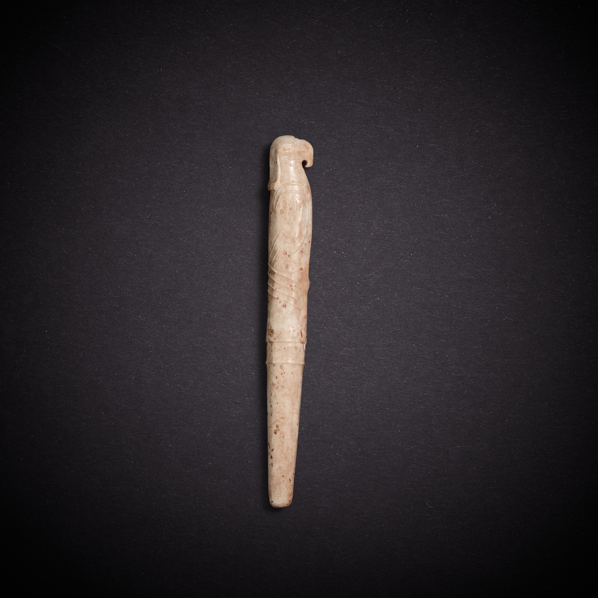 Unknown (Historical) — 新石器時代 石家河文化晚期 青黃玉鷹形笄