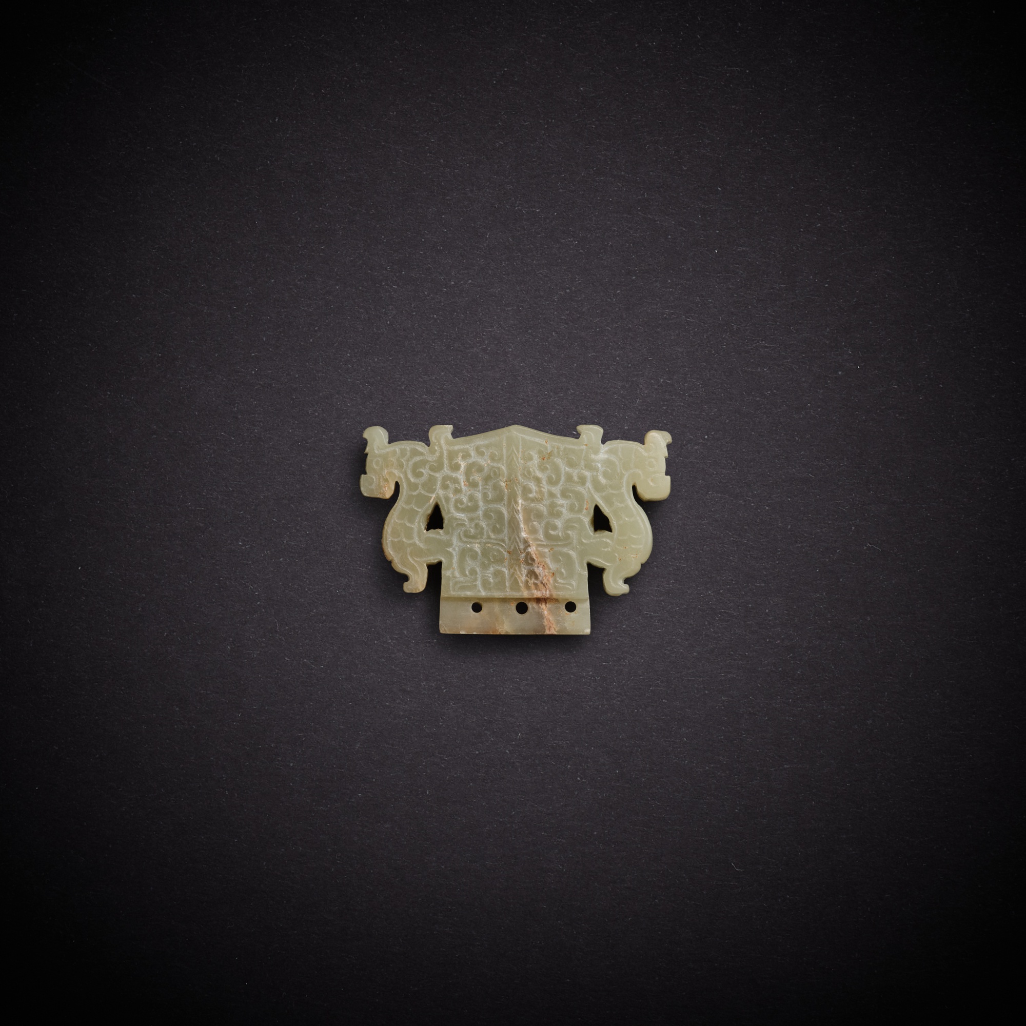 A celadon jade 'tiger' finial — 東周春秋 青玉雙虎柄