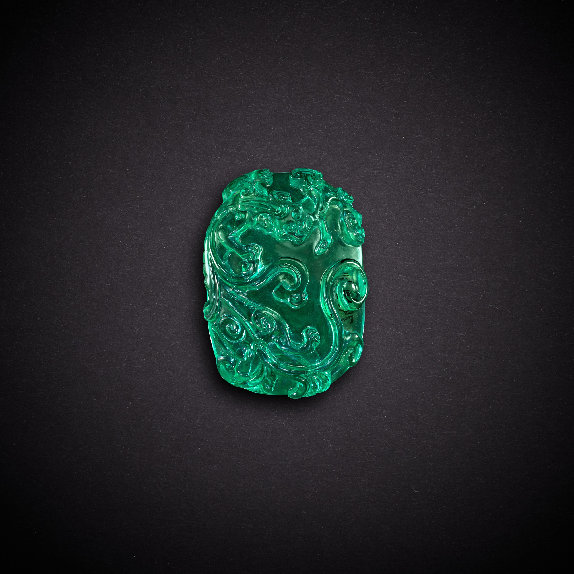 A green glass 'chilong' belt buckle — 清十八至十九世紀 綠料螭龍紋帶扣