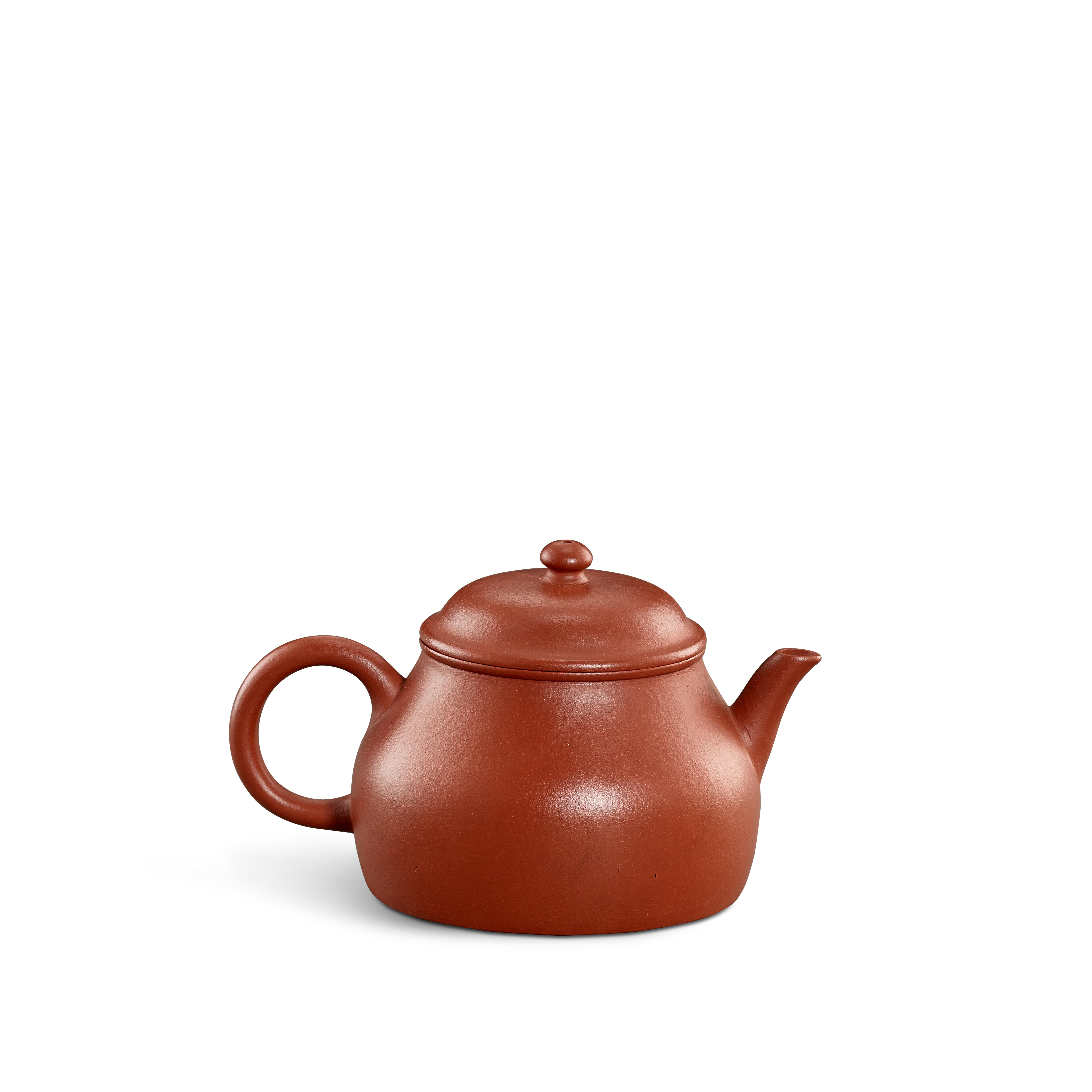 A Yixing teapod — 清十八世紀 宜興紫砂壺 《花香國寶》款