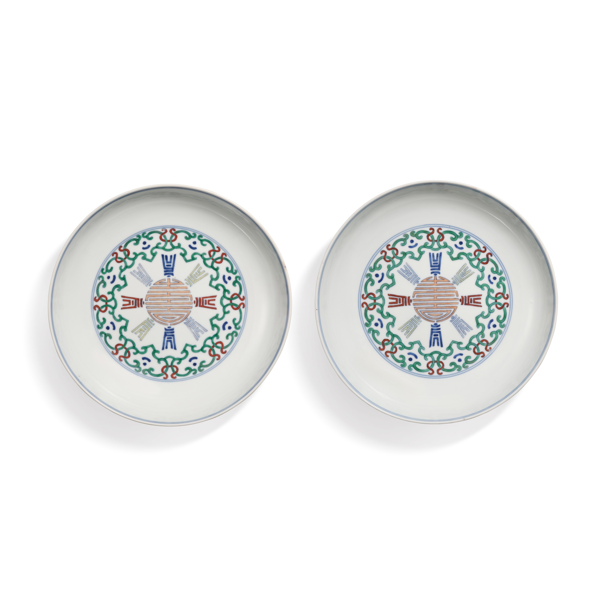 A pair of doucai 'longevity' dishes — 清乾隆 闘彩壽字紋盤一對 《大清乾隆年製》款