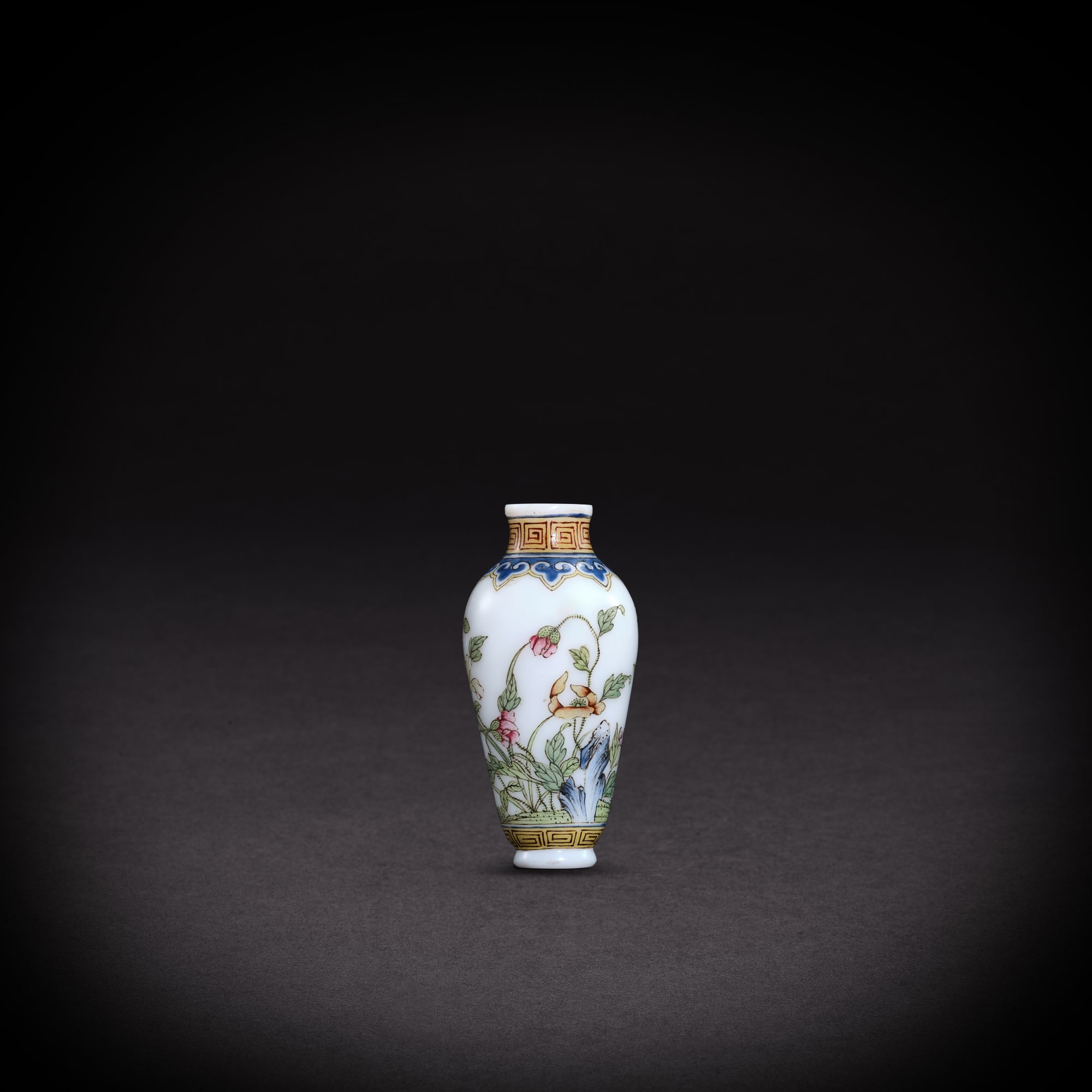 An enamel on white glass 'poppy' snuff bottle — 清乾隆 白料琺瑯彩虞美人圖鼻煙壺 《乾隆年製》款