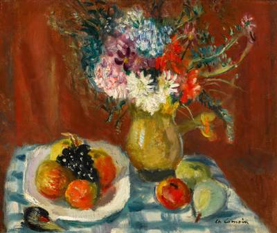 Pichet de fleurs et assiette de fruits