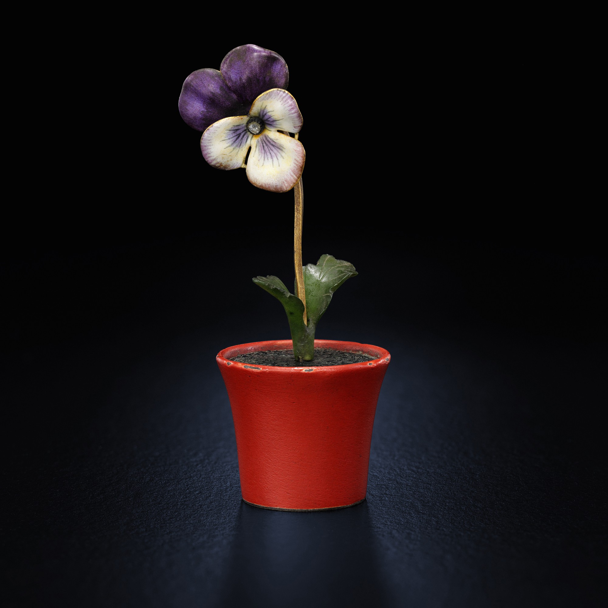 Unknown (Historical) — A rare Fabergé jewelled enamel and hardstone study of a pansy, workmaster Henrik Wigström, St Petersburg, 1908-1917