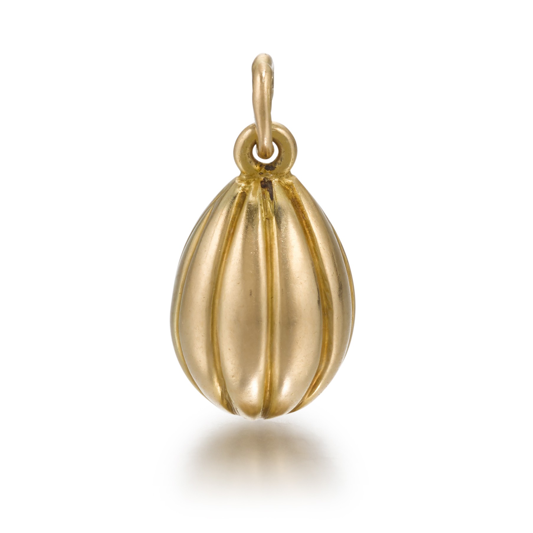 A Fabergé gold egg pendant, workmaster Henrik Wigström, St Petersburg, circa 1900 — A Fabergé gold egg pendant, workmaster Henrik Wigström, St Petersburg, circa 1900