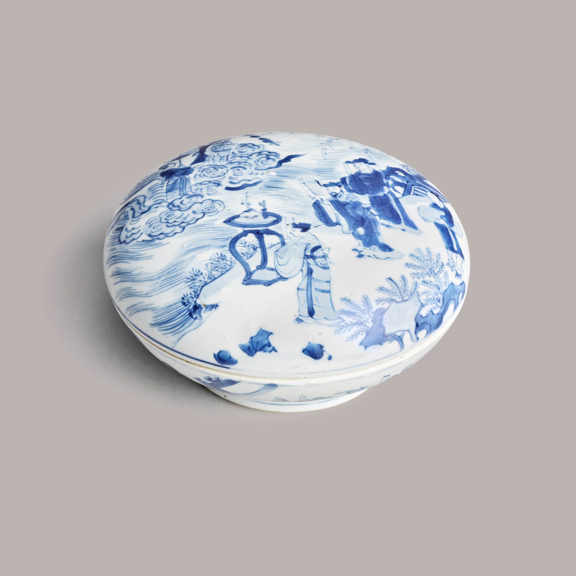 A blue and white circular box and cover — 清康熙 青花高士圖圓蓋盒