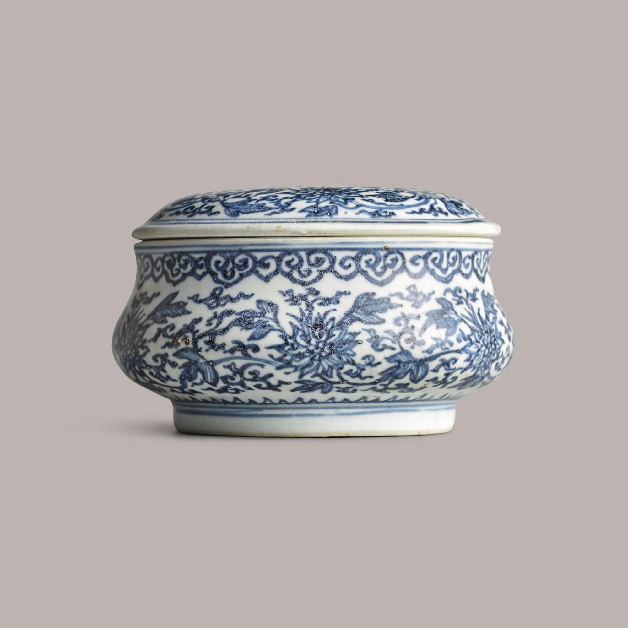 A blue and white censer and cover — 明末清初 青花纏枝蓮紋鏤雕香蓋盒