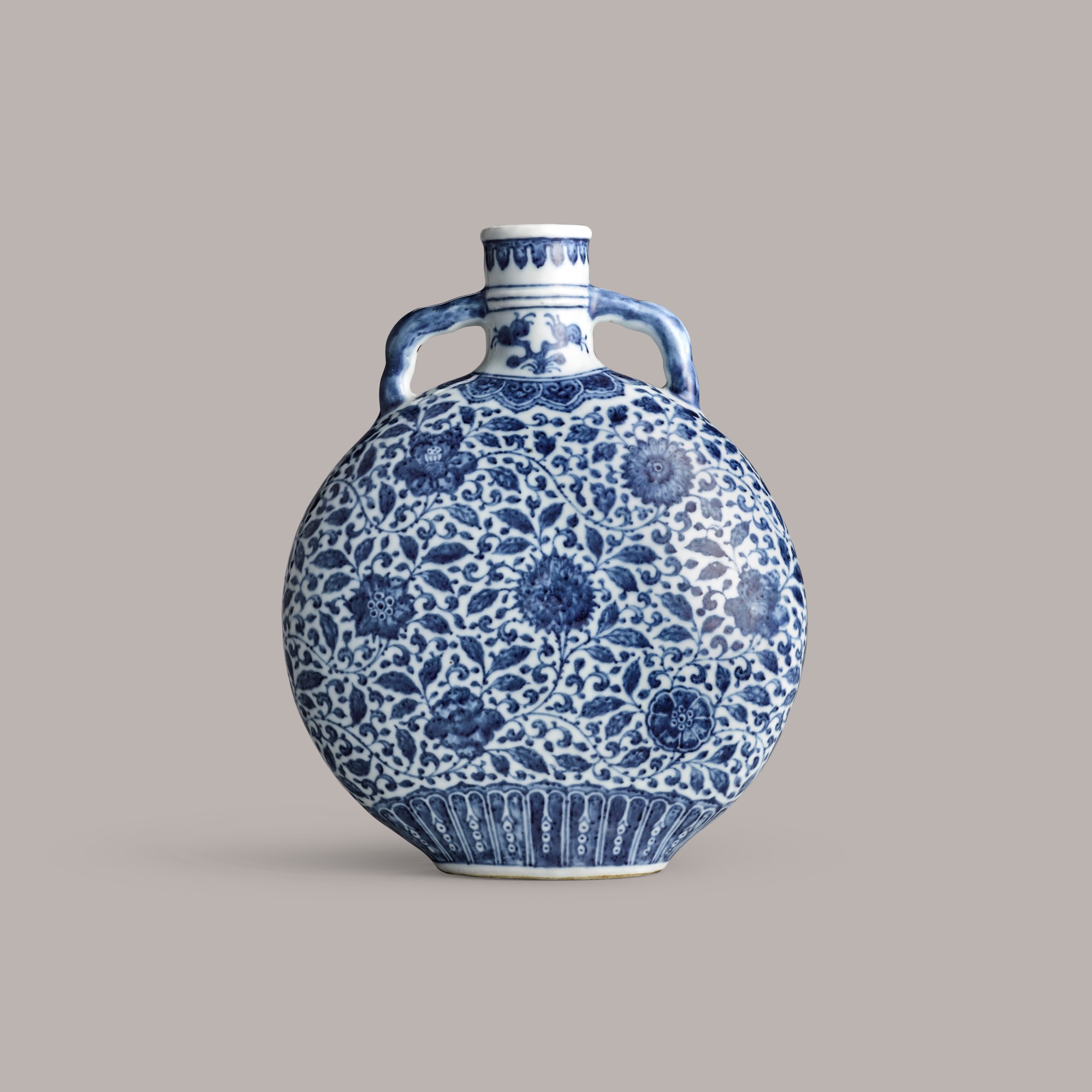 A blue and white 'lotus' moon flask — 清十八世紀 青花纏枝蓮紋抱月瓶