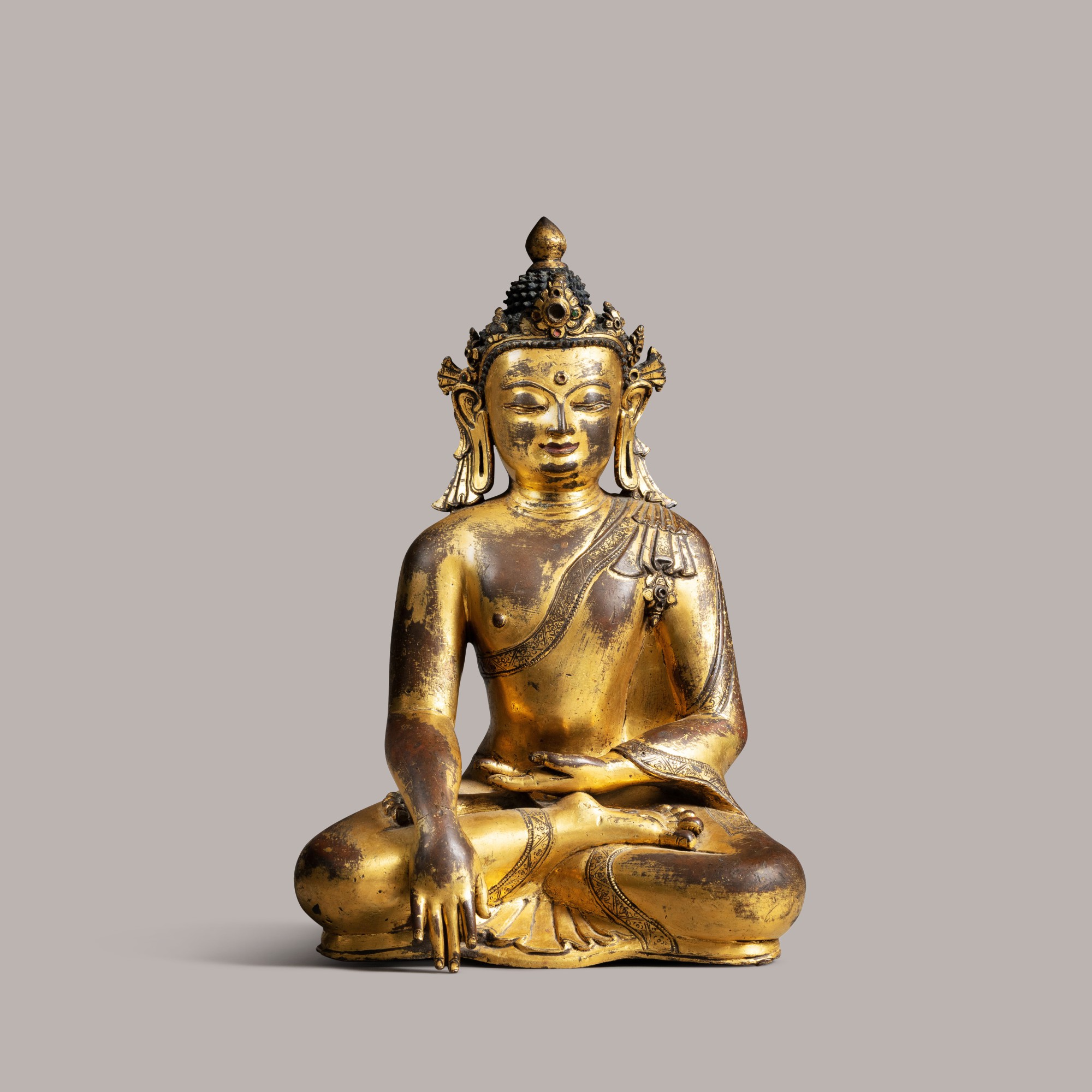 Gilt copper Buddha Shakyamuni with inset stones — 尼泊爾 十四/十五世紀 鎏銅合金佛坐像