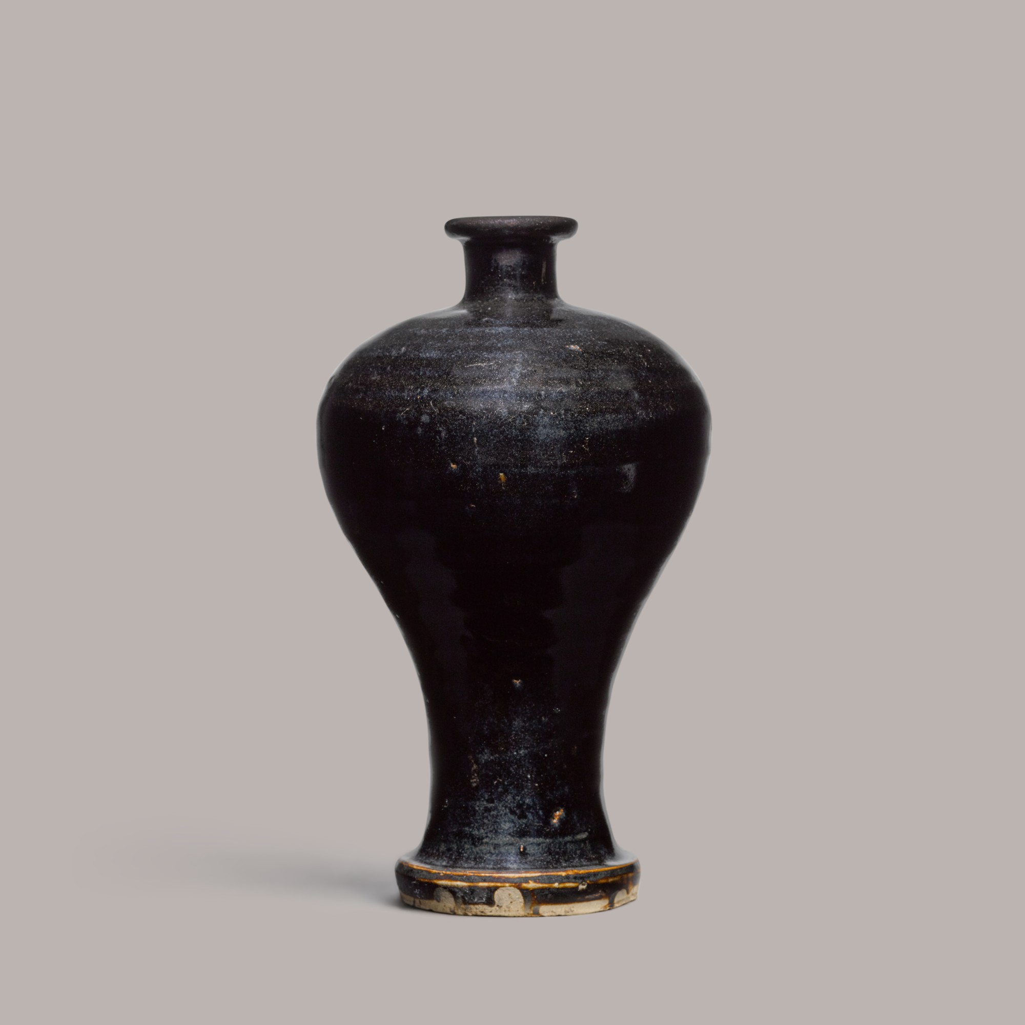 A Cizhou type meiping — 宋 磁州黑釉梅瓶
