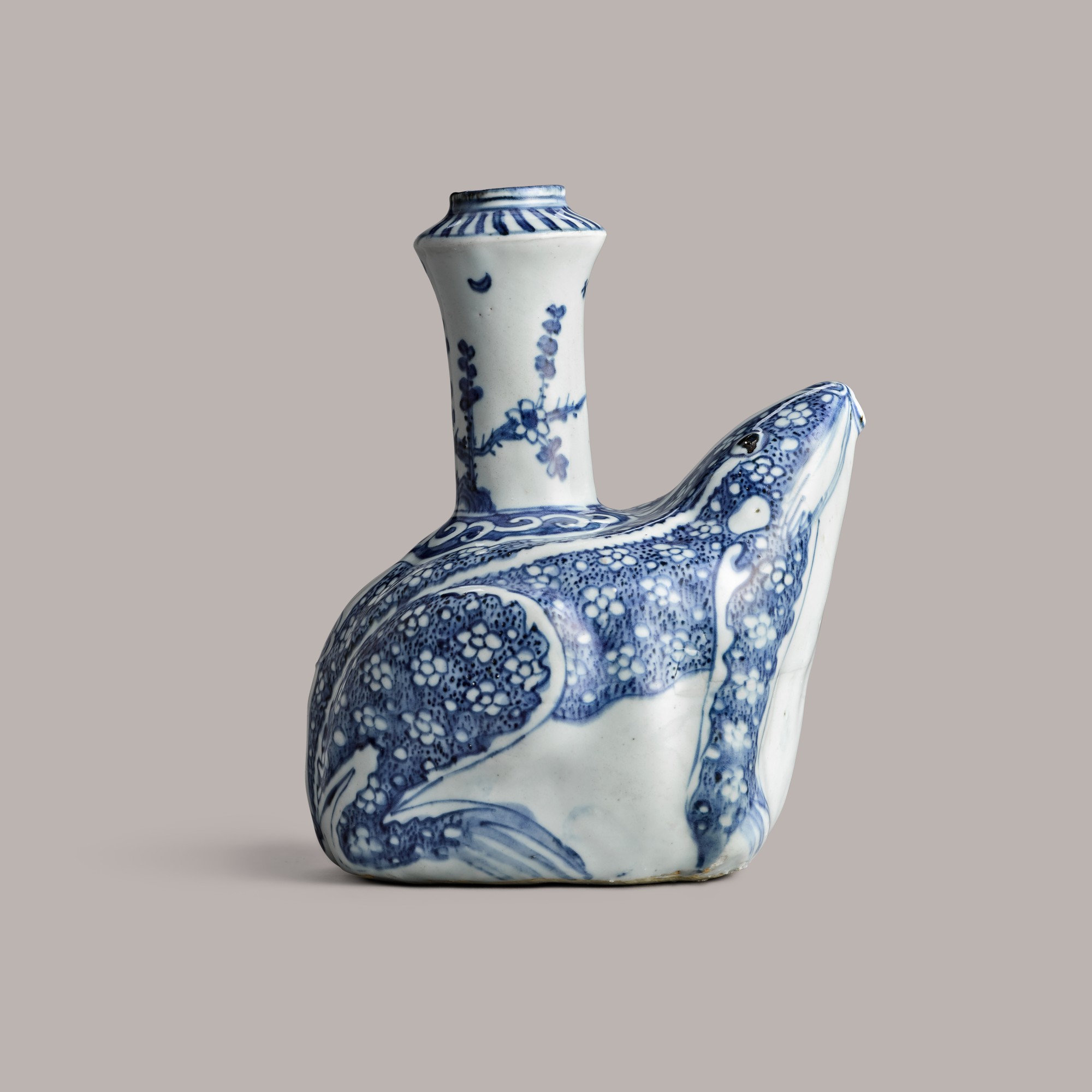 A blue and white 'frog' kendi — 明十六世紀 青花蛙形君持