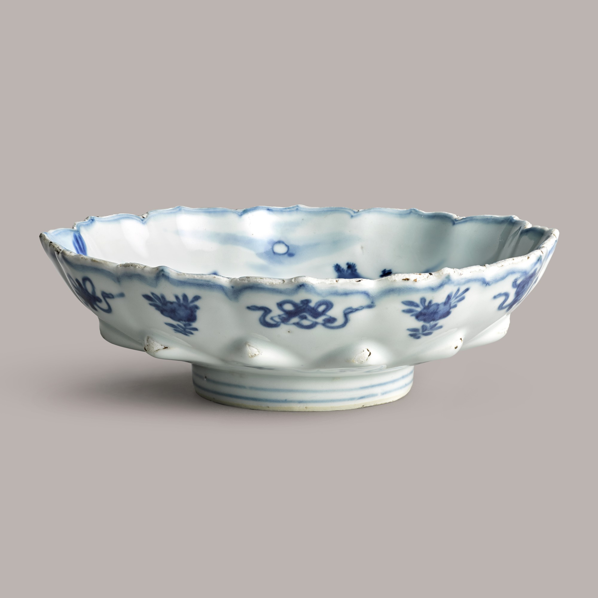 A blue and white moulded 'mountain' dish — 明萬曆 青花瀟湘烟雨圖花口盤