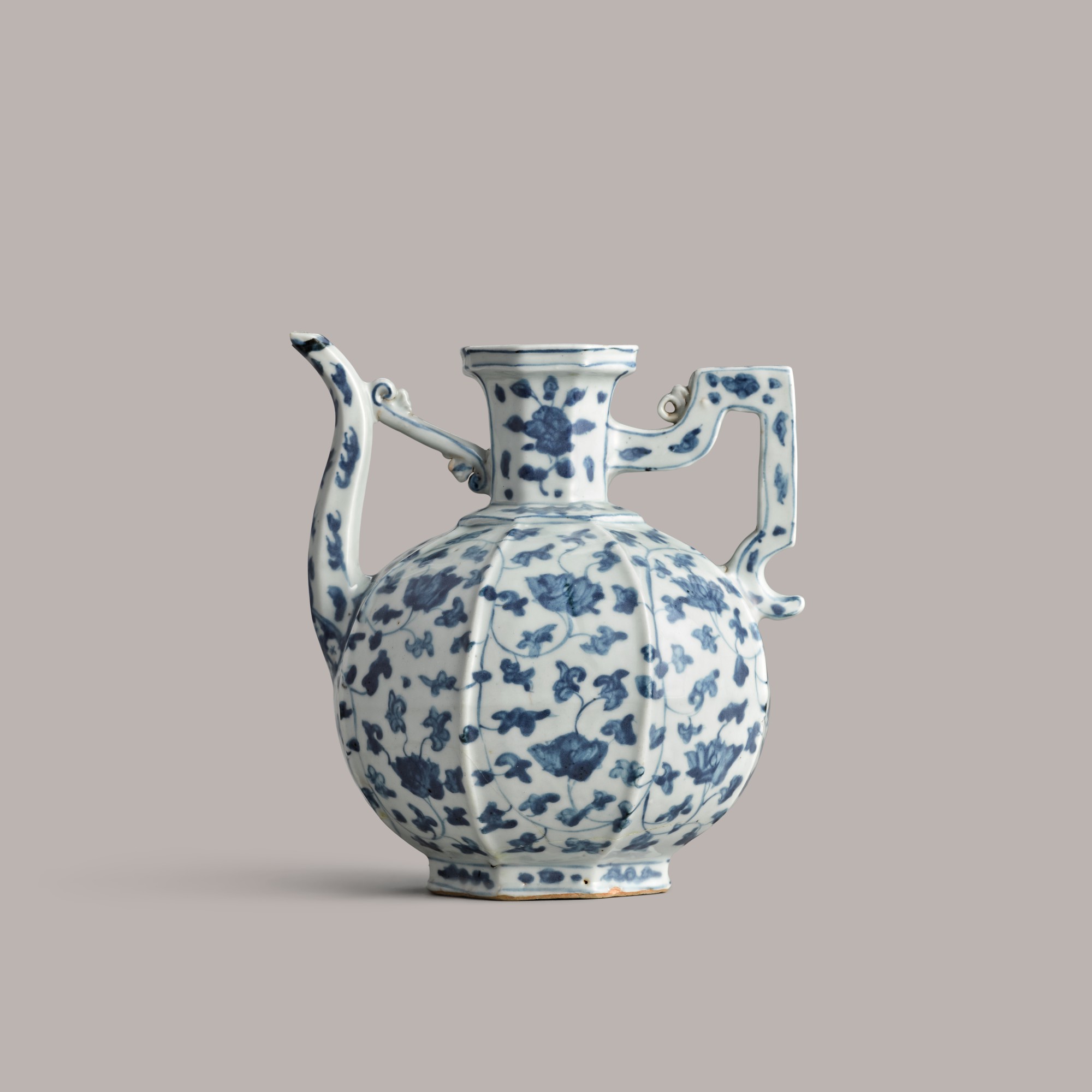 A blue and white 'lotus' ewer — 明十六世紀 青花纏枝蓮紋執壺