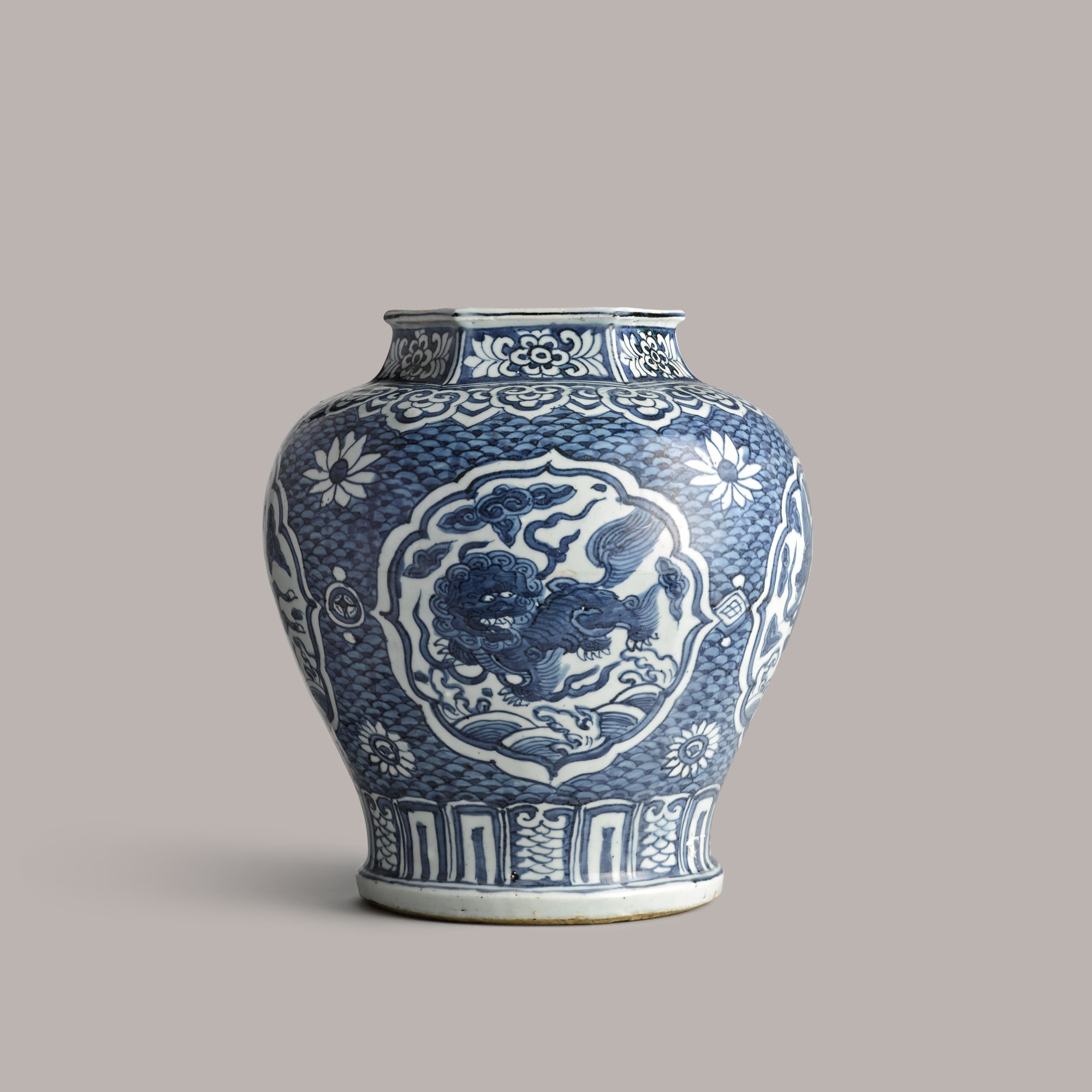 A blue and white 'qilin' jar — 明 青花海水瑞獸紋大罐