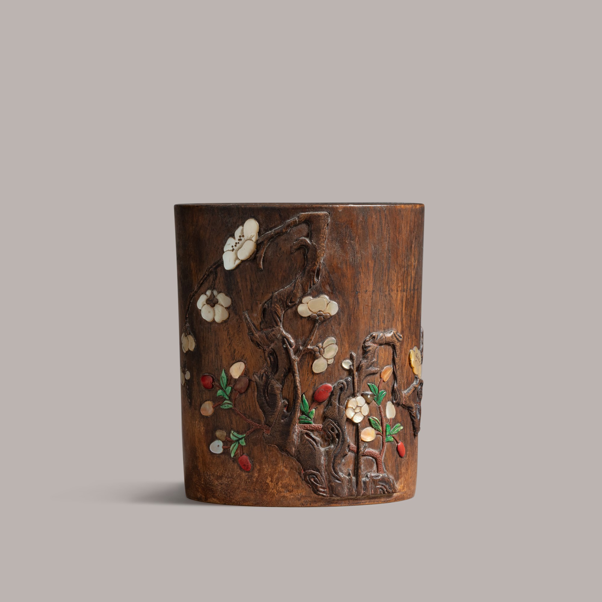 An inlaid huanghuali brushpot, bitong — 清十八世紀 黃花梨嵌寳梅花紋筆筒