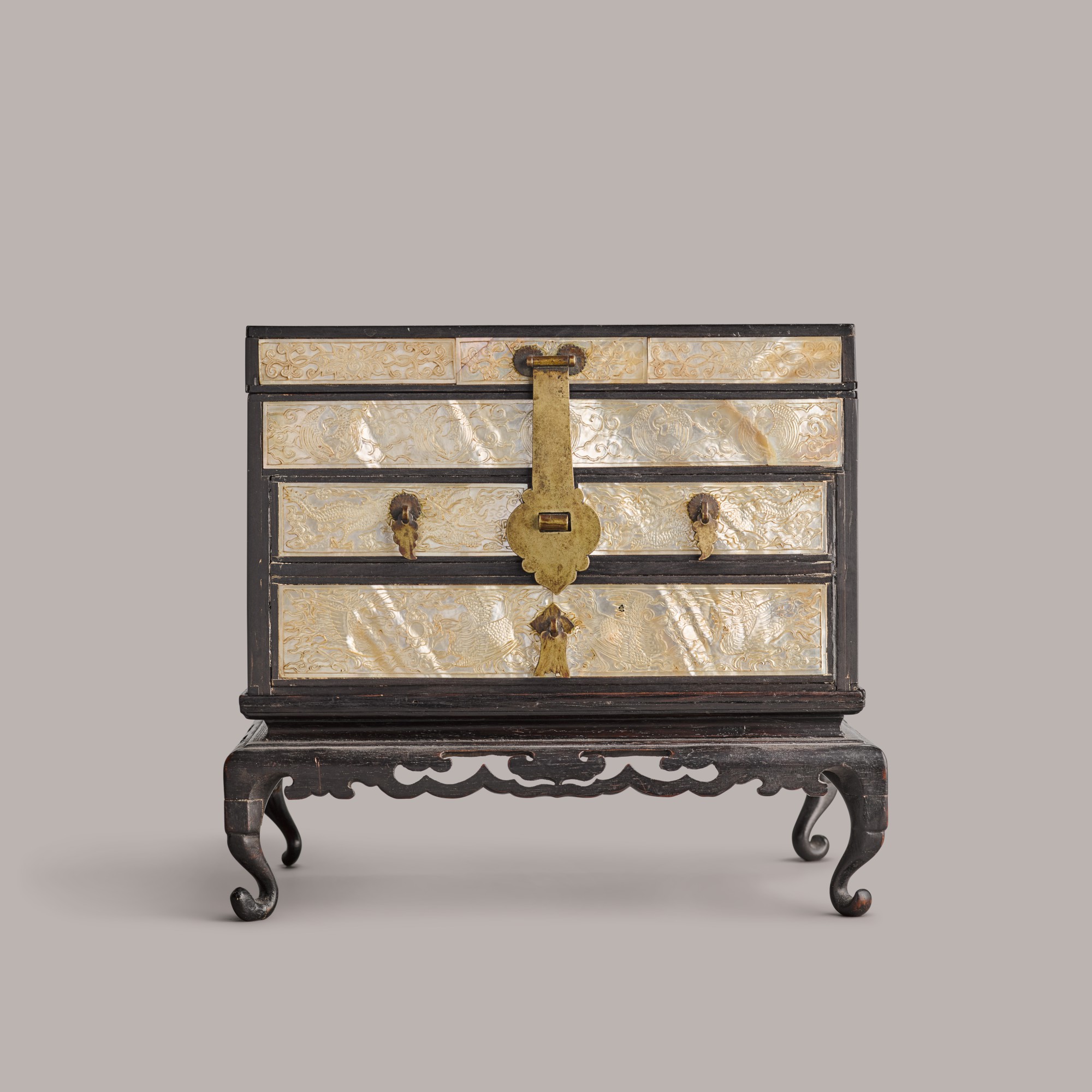 A mother-of-pearl inlaid wood seal chest and stand — 十九世紀 螺鈿麒麟花鳥紋長方盒