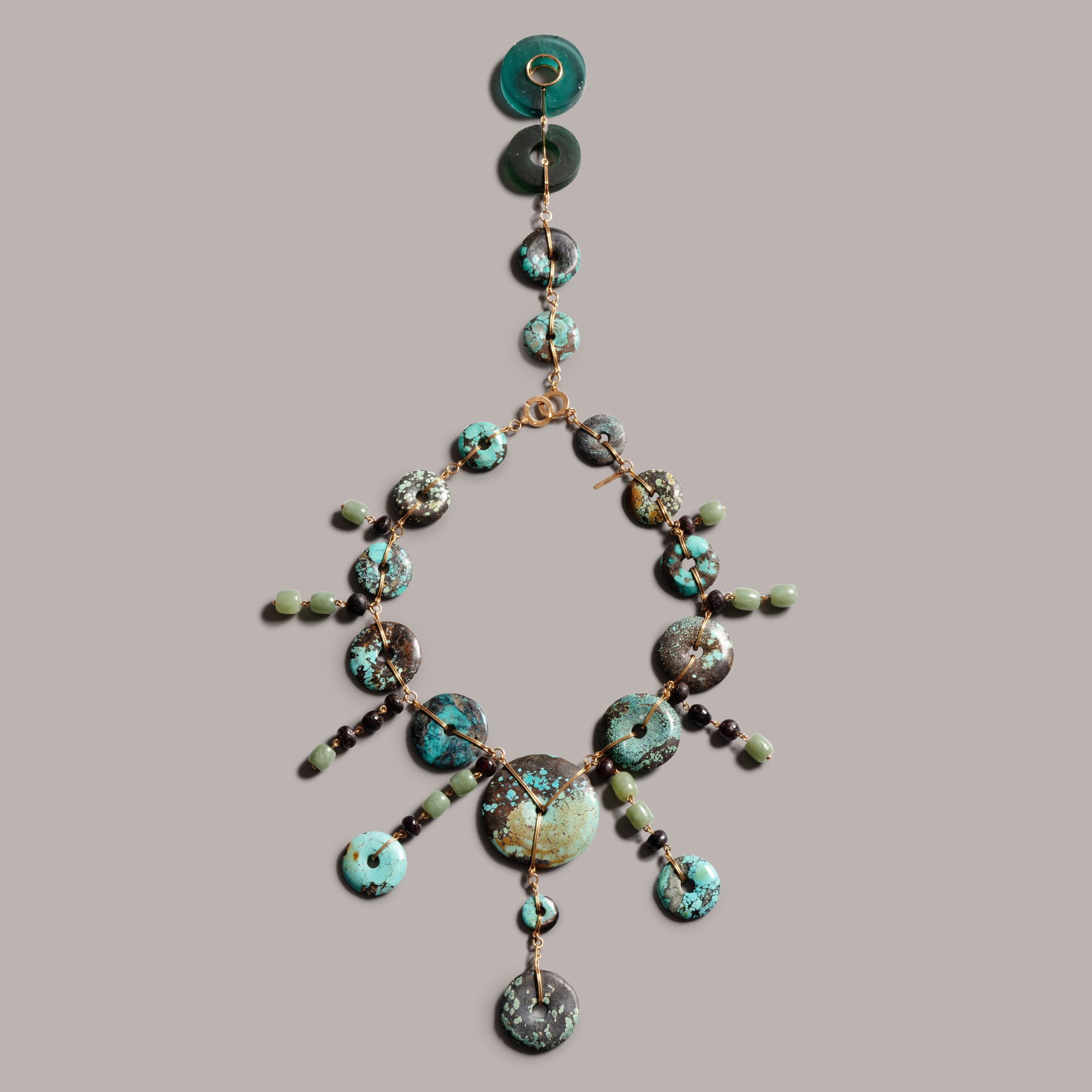 A necklace of turquoise discs — 綠松石環為東周至漢， 由Annabelle d'Huart 於2000年設計為項鏈