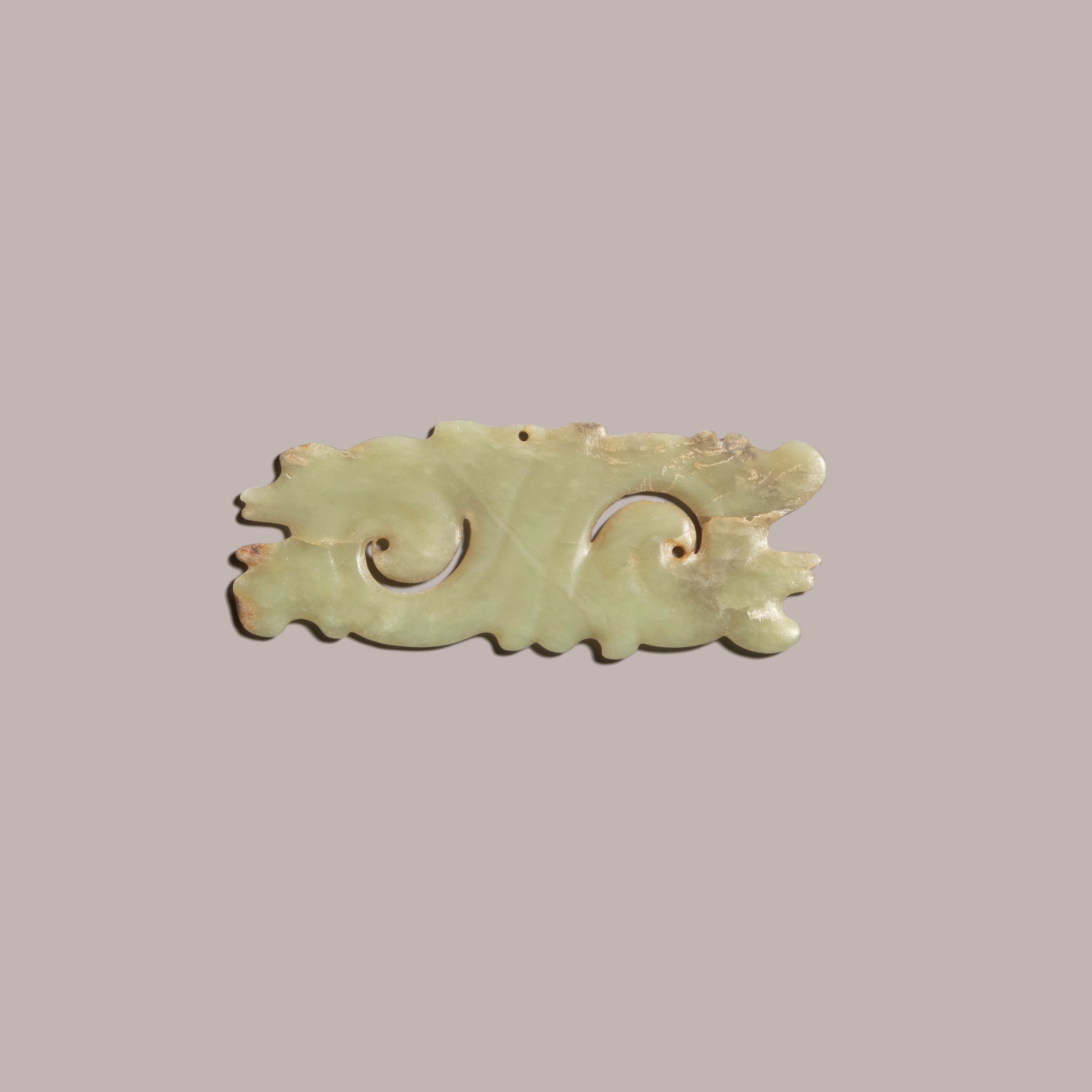 A jade 'cloud scroll' pendant — 新石器時期 紅山文化 玉勾云佩