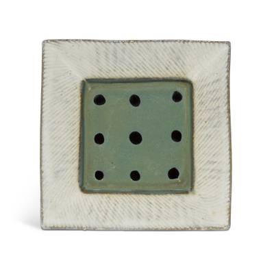 A stoneware dish | Showa period, 20th century