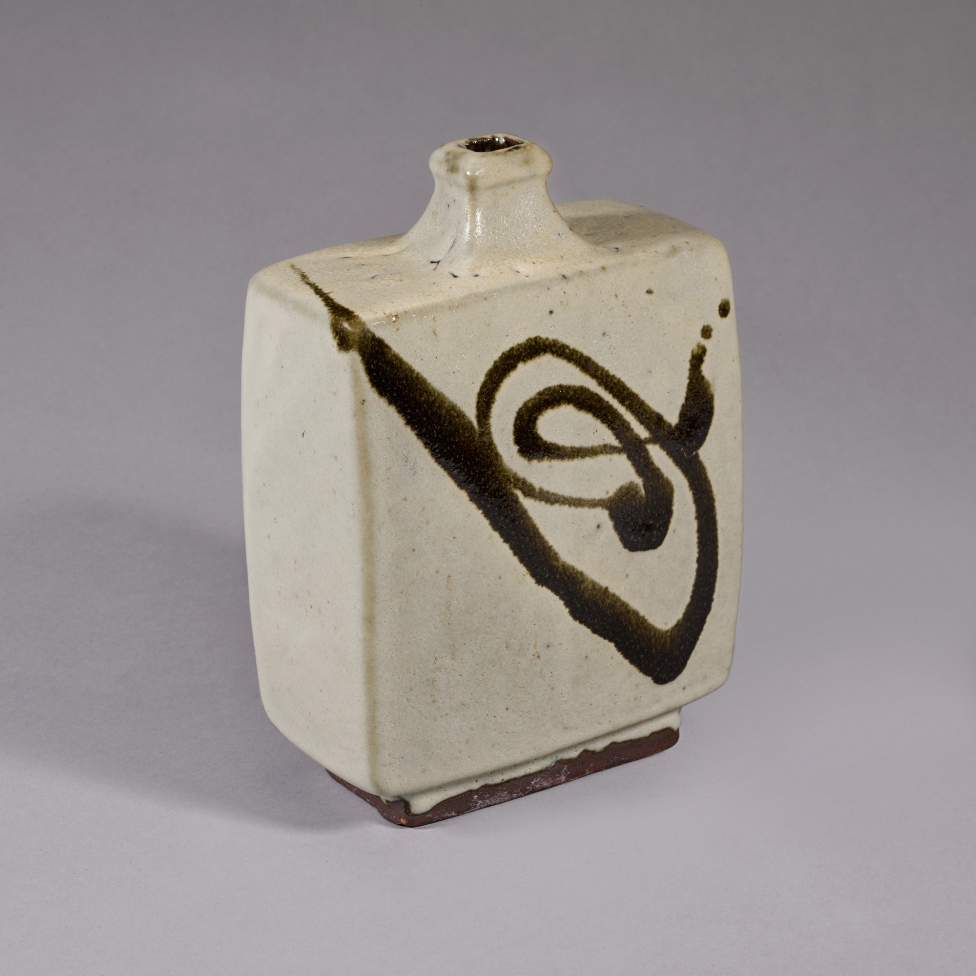 A stoneware bottle vase | Showa period, 20th century
